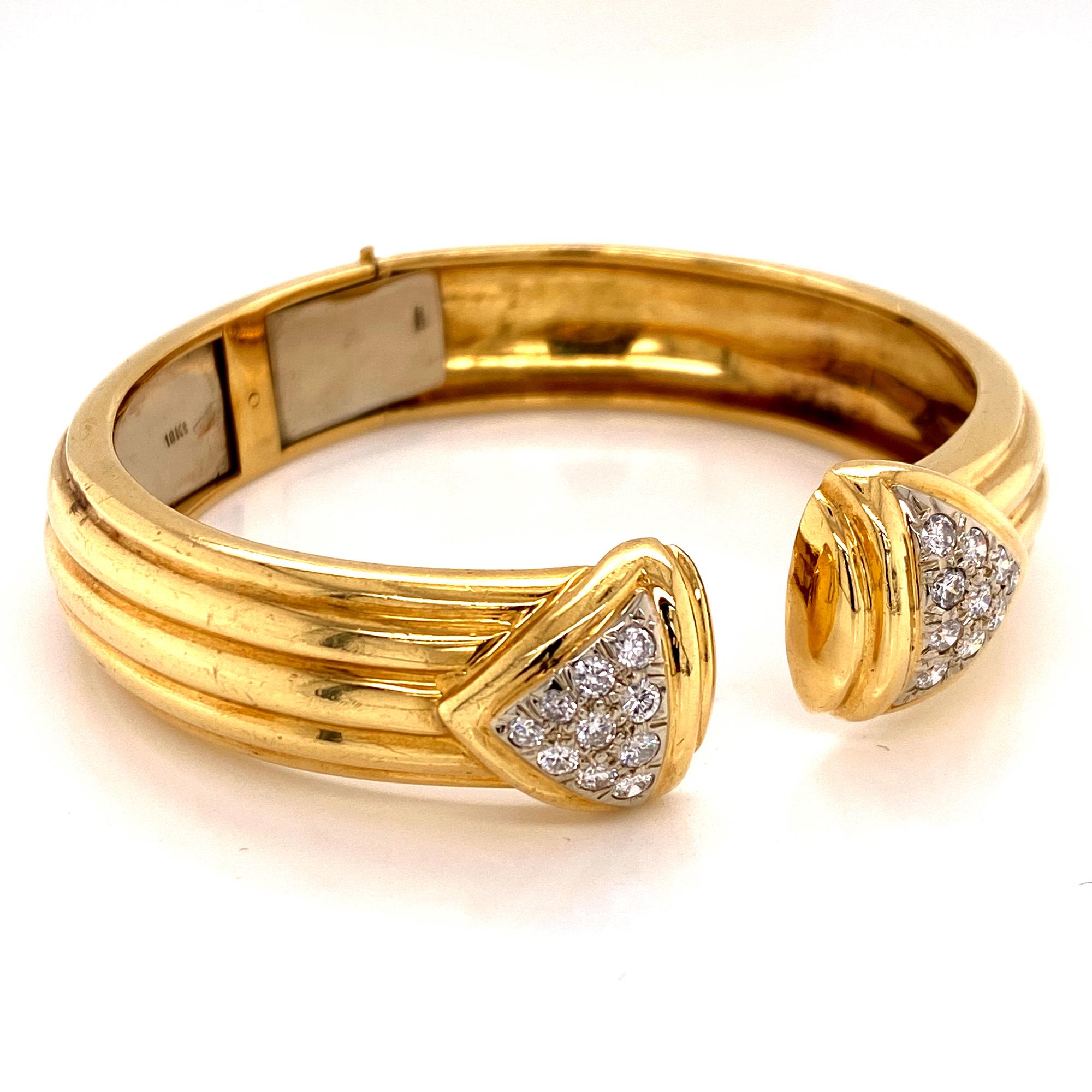 Round Cut 1970s Italian Diamond Hinged Ribbed Cuff Bracelet 18 Karat Yellow Gold