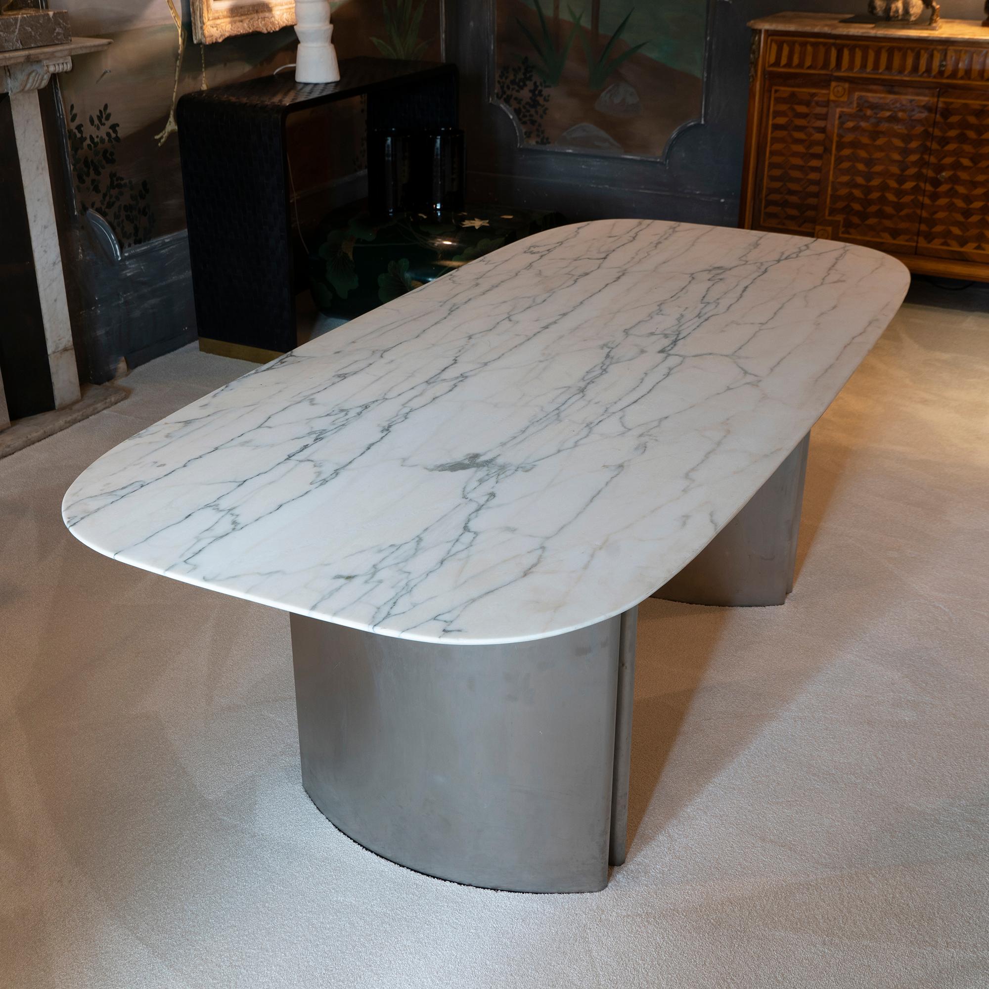 1970's Italian Dining Table Brushed Chrome Base and White Statuario Marble Top In Good Condition In Firenze, IT