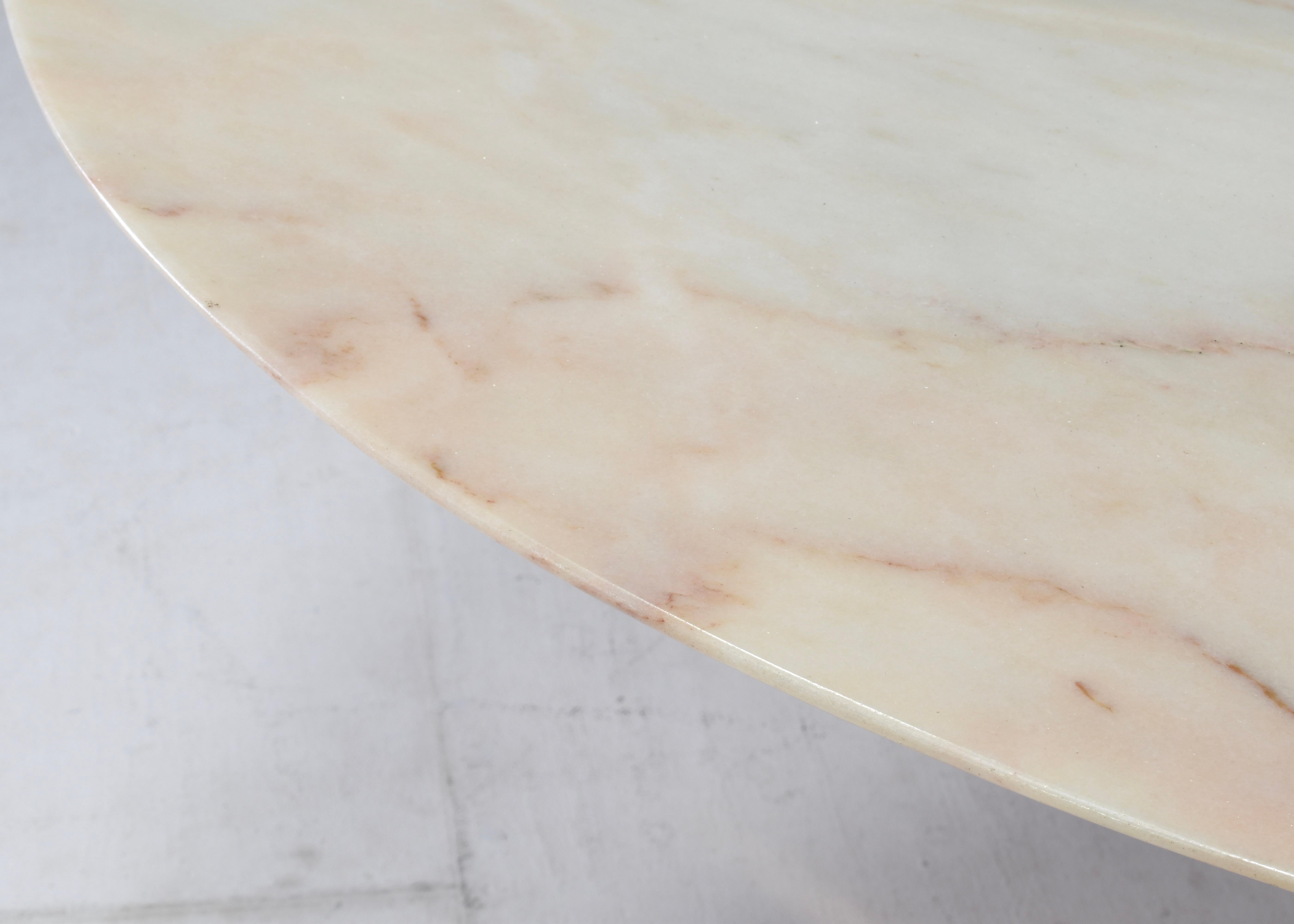 1970's Italian Dining Table in Rosé Marble and Brass - Italy, circa 1970 For Sale 6