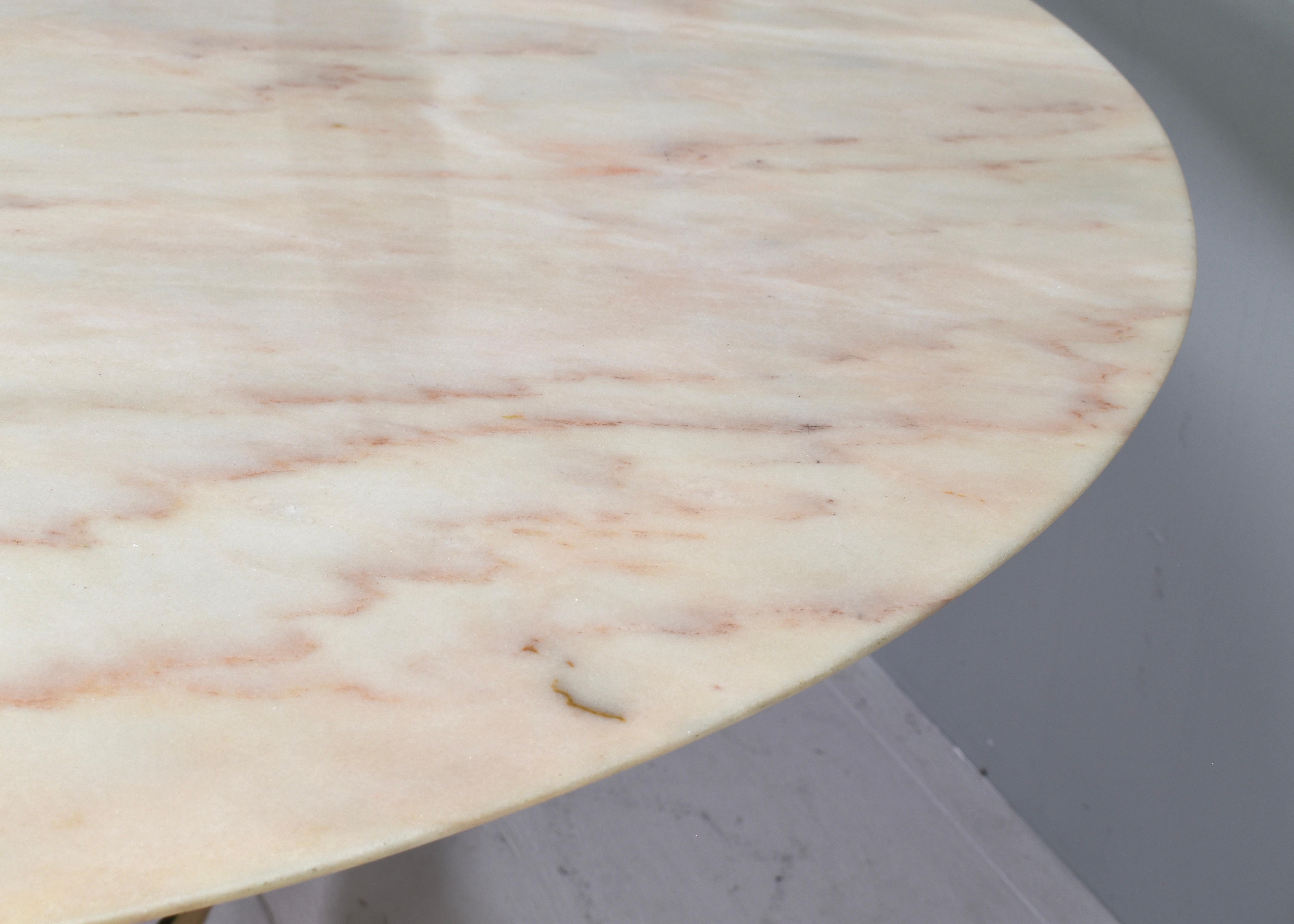 1970's Italian Dining Table in Rosé Marble and Brass - Italy, circa 1970 For Sale 10