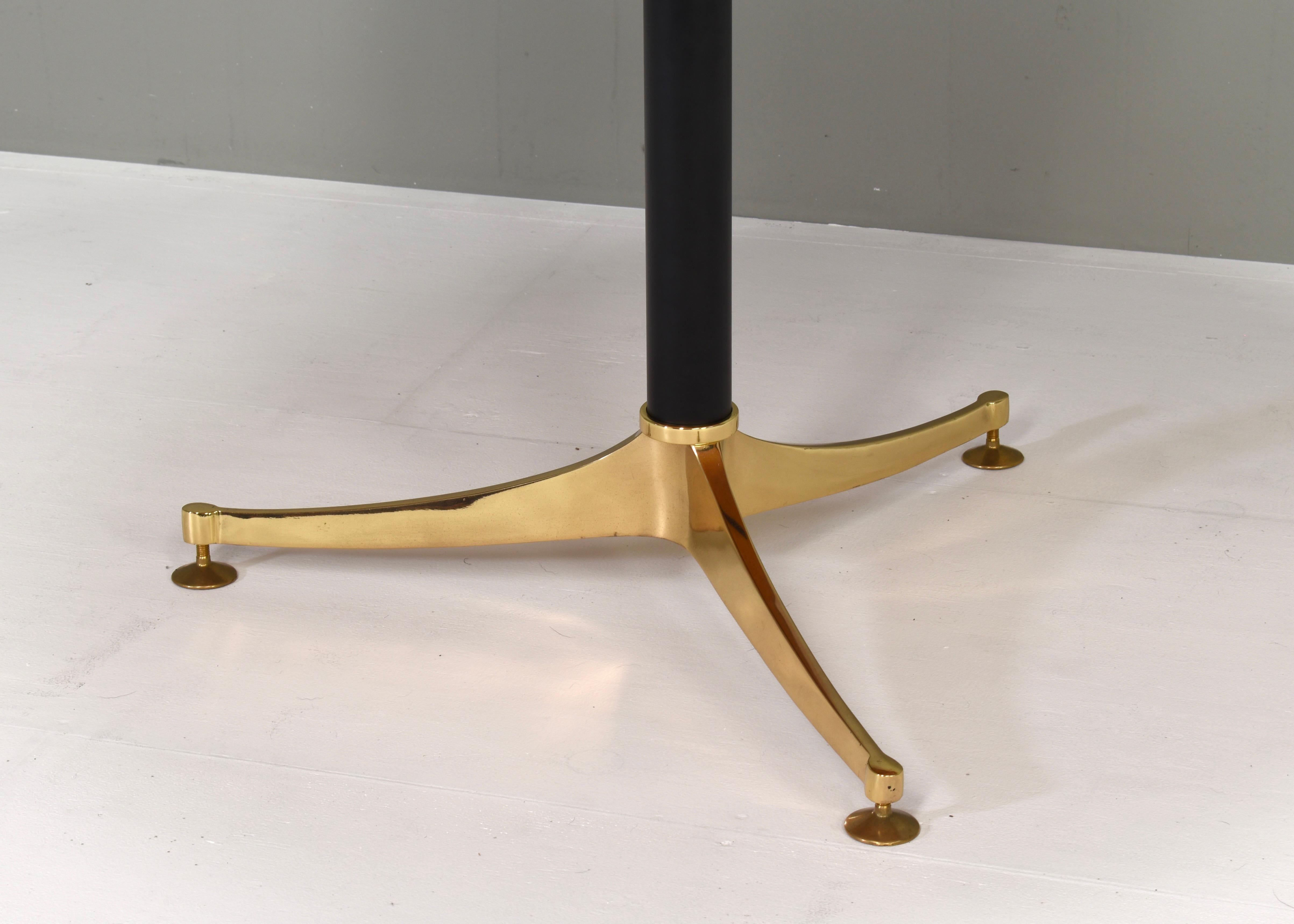 1970's Italian Dining Table in Rosé Marble and Brass - Italy, circa 1970 For Sale 11