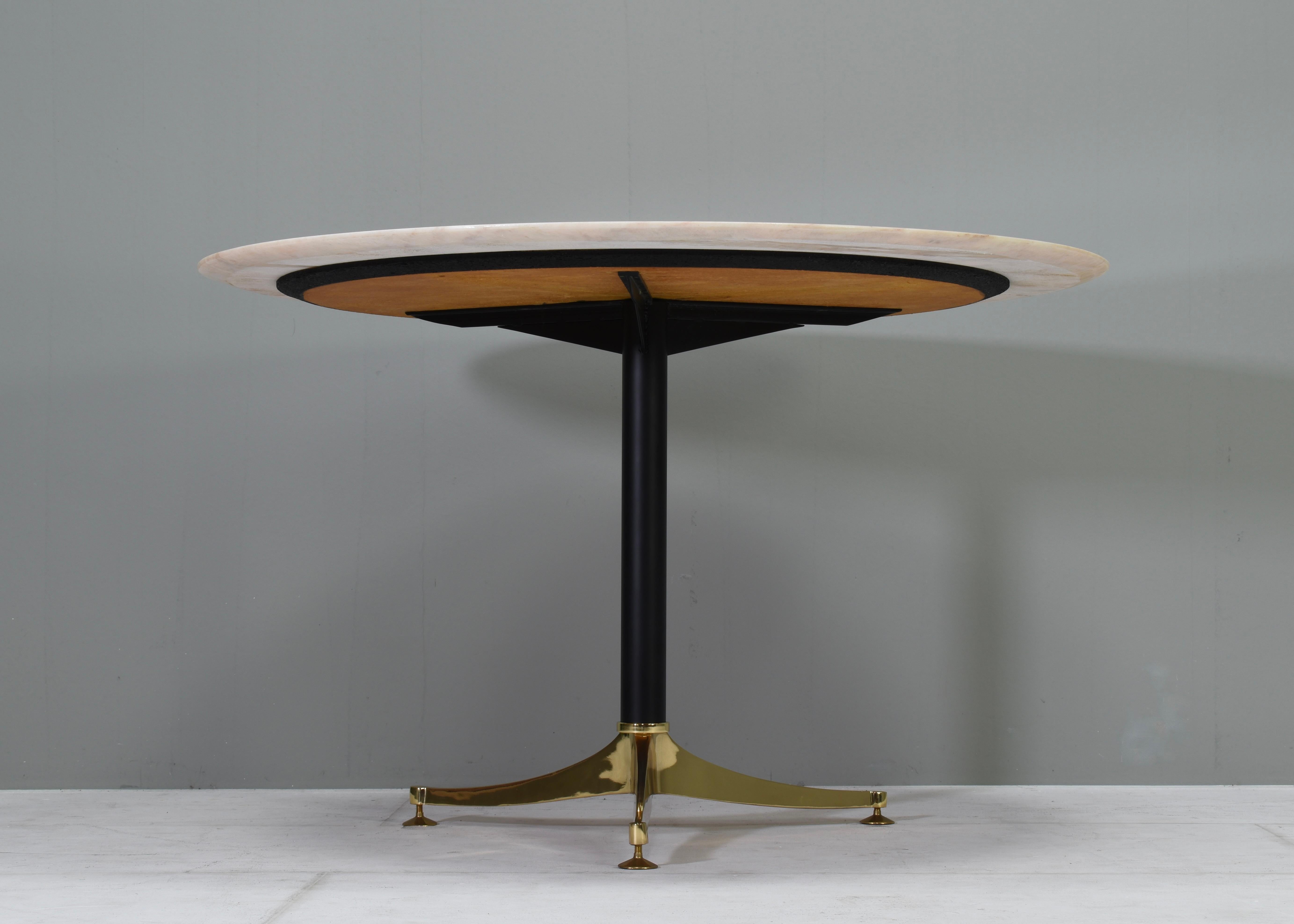 1970's Italian Dining Table in Rosé Marble and Brass - Italy, circa 1970 For Sale 14