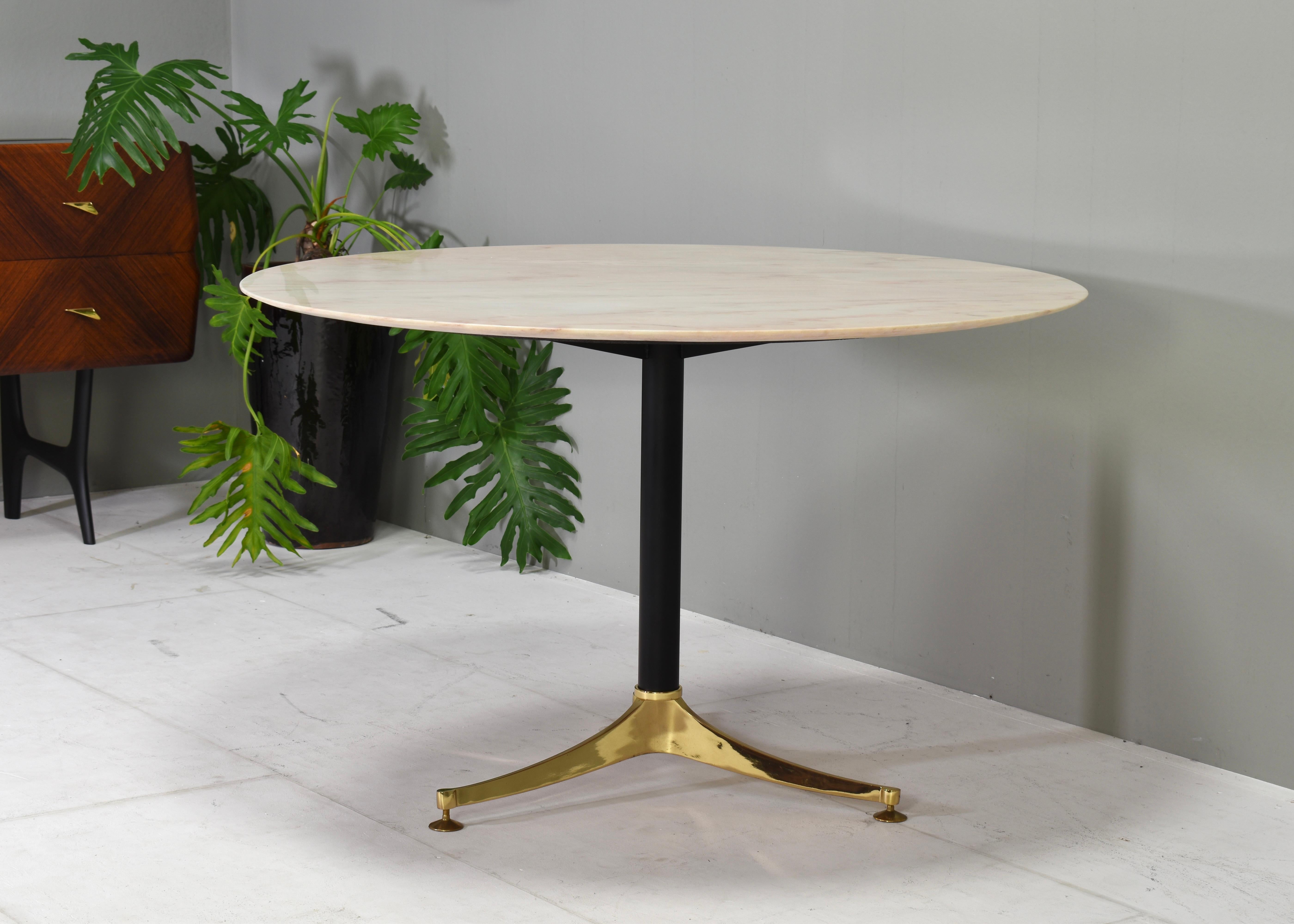 Mid-Century Modern 1970's Italian Dining Table in Rosé Marble and Brass - Italy, circa 1970 For Sale