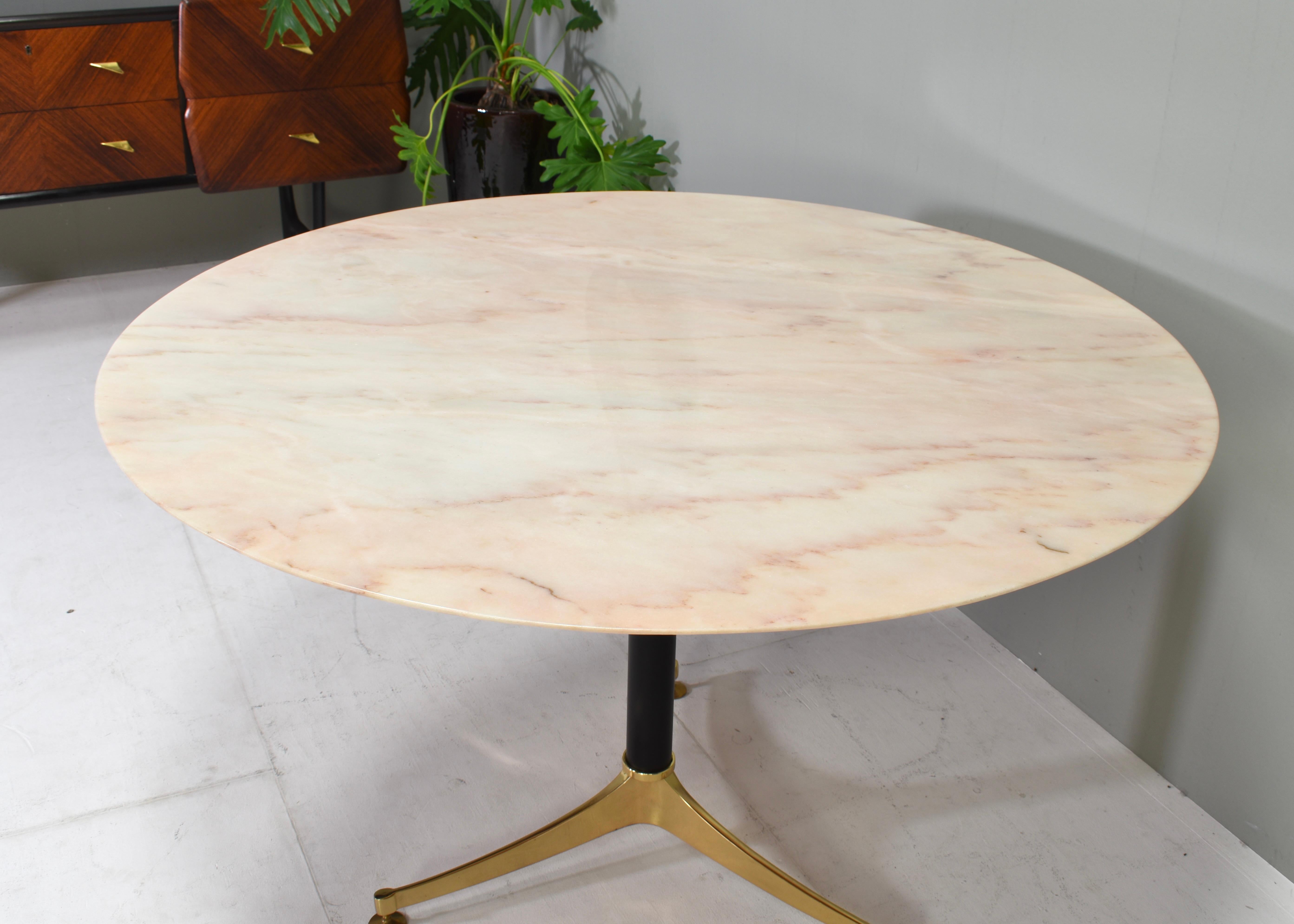 1970's Italian Dining Table in Rosé Marble and Brass - Italy, circa 1970 In Good Condition For Sale In Pijnacker, Zuid-Holland