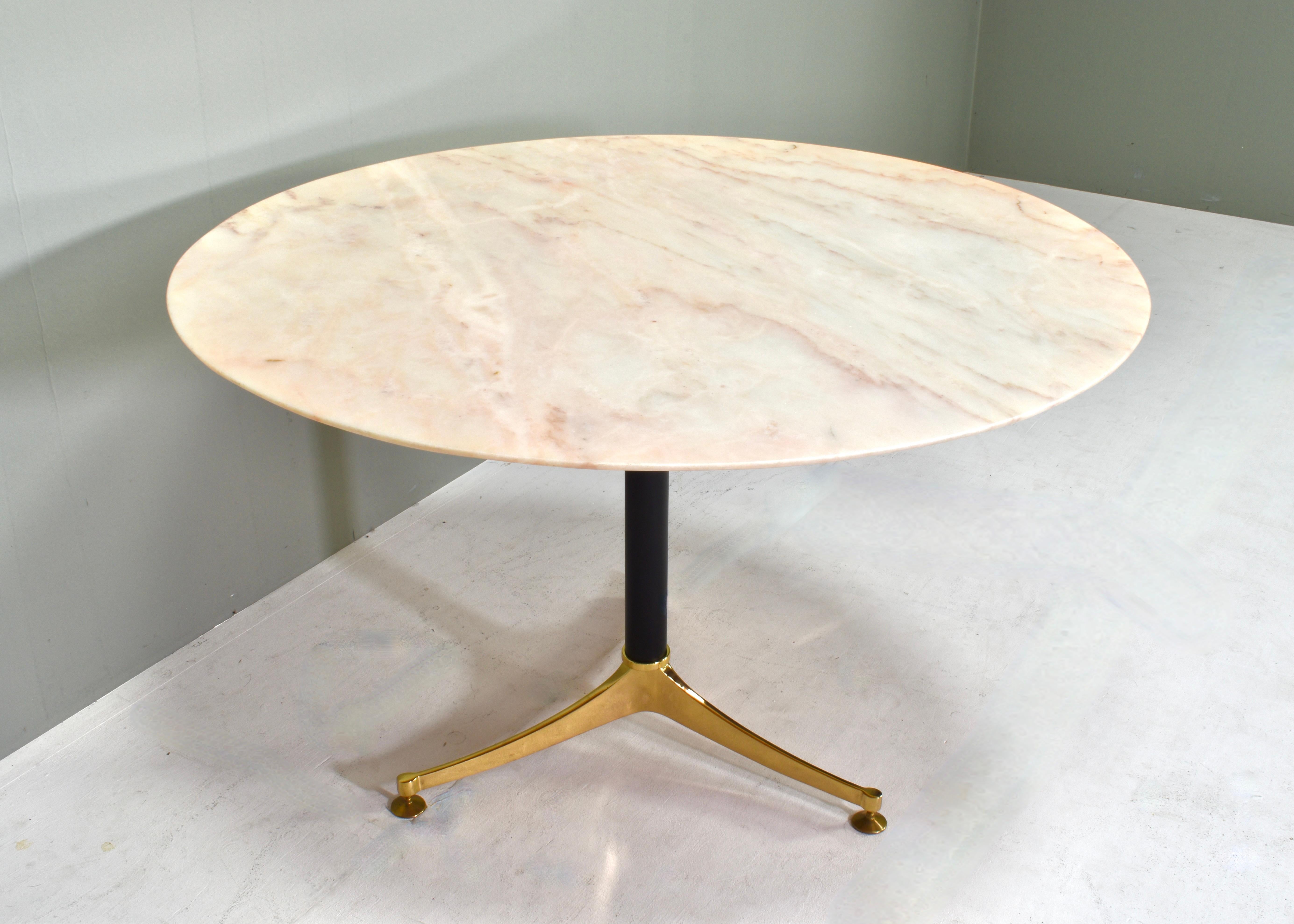 Late 20th Century 1970's Italian Dining Table in Rosé Marble and Brass - Italy, circa 1970 For Sale