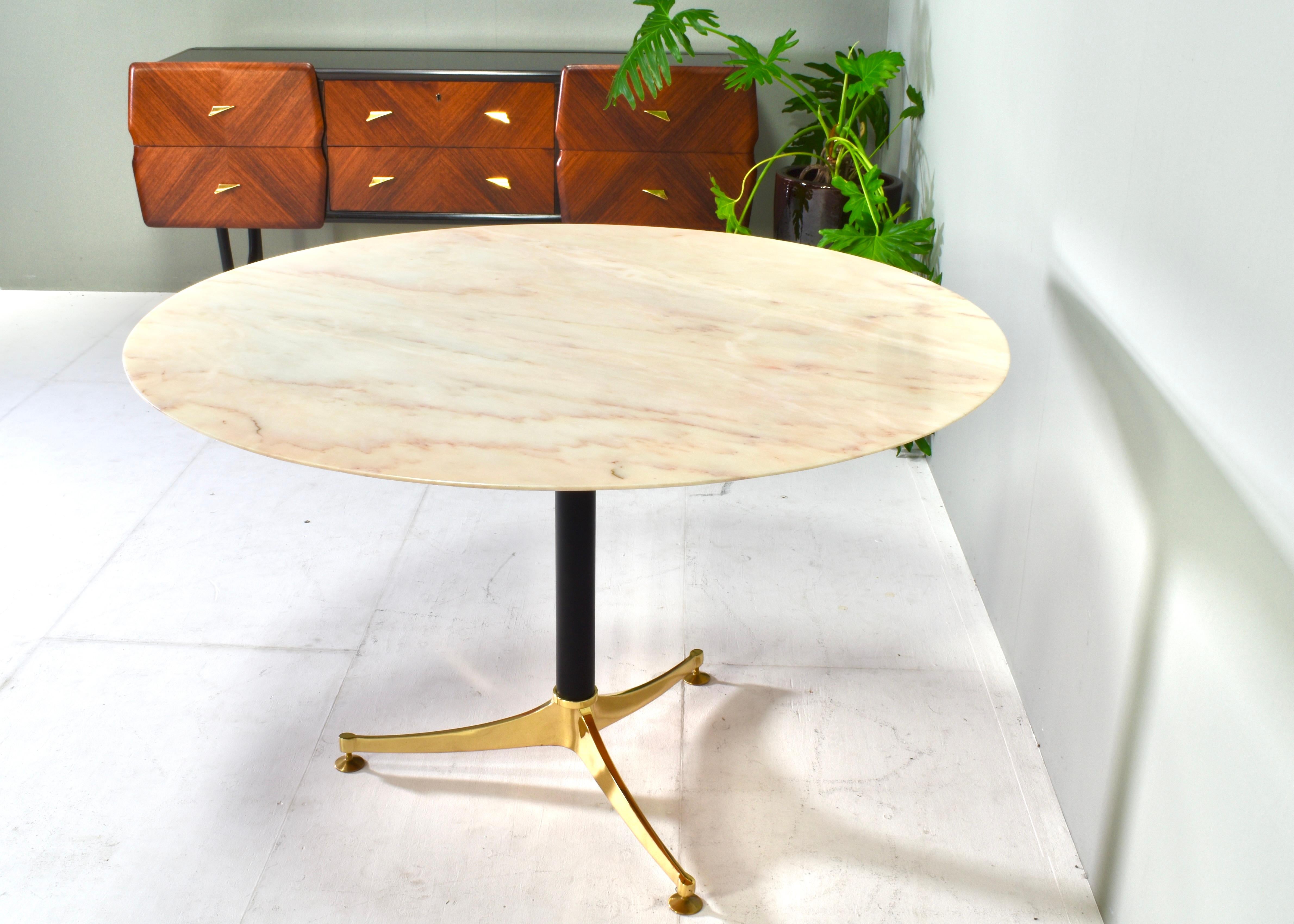 Metal 1970's Italian Dining Table in Rosé Marble and Brass - Italy, circa 1970 For Sale