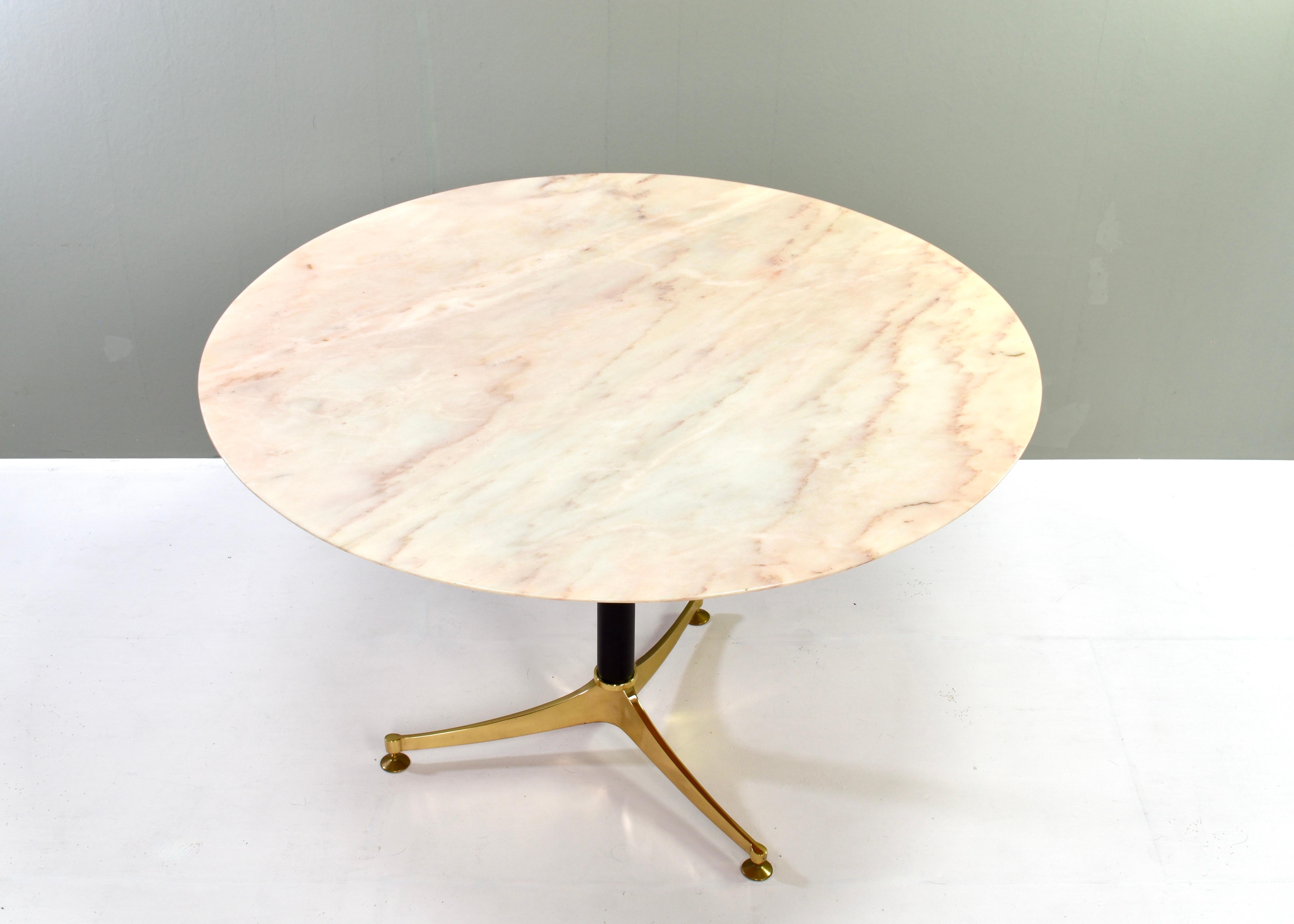 1970's Italian Dining Table in Rosé Marble and Brass - Italy, circa 1970 For Sale 1