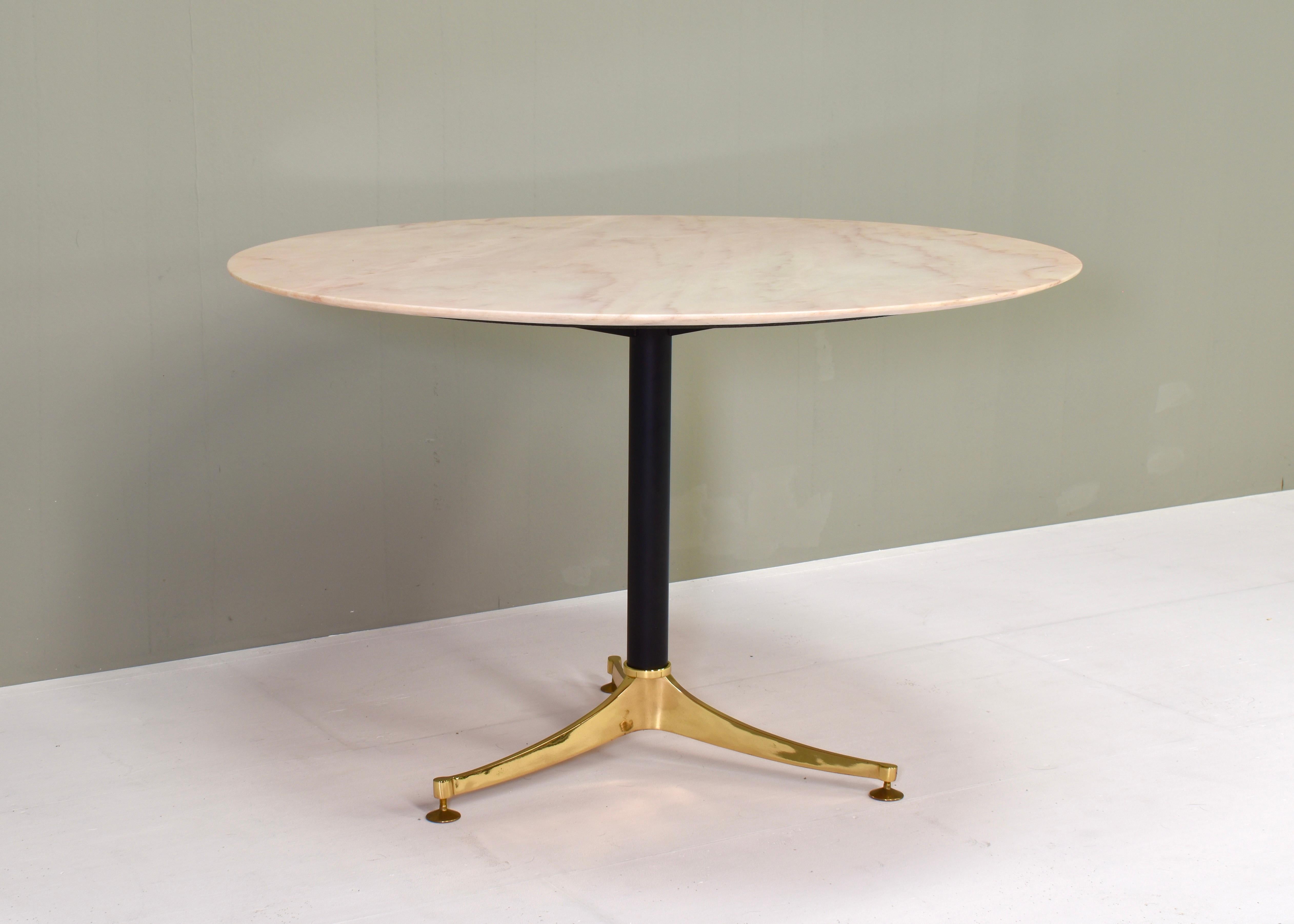 1970's Italian Dining Table in Rosé Marble and Brass - Italy, circa 1970 For Sale 2