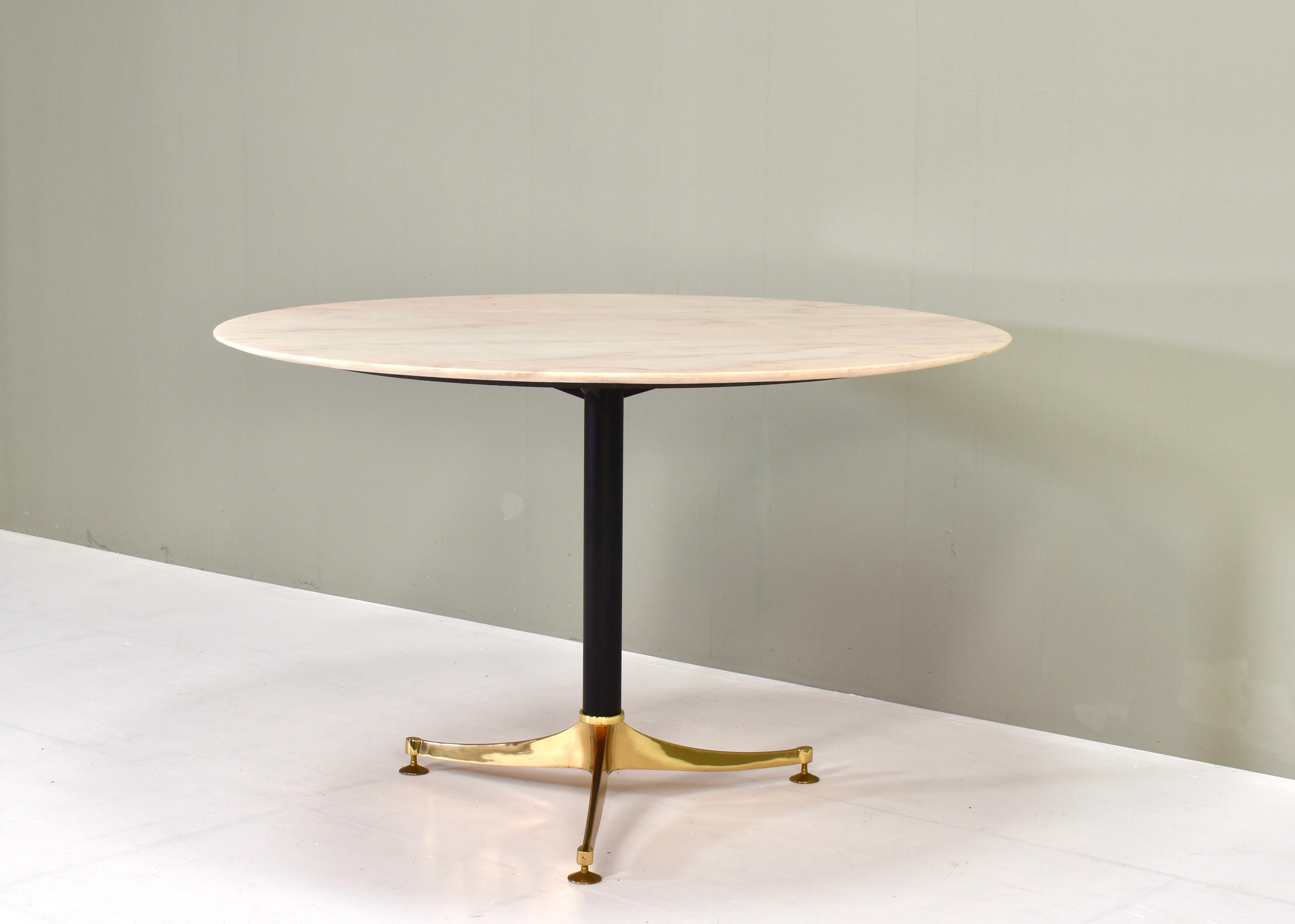1970's Italian Dining Table in Rosé Marble and Brass - Italy, circa 1970 For Sale 3