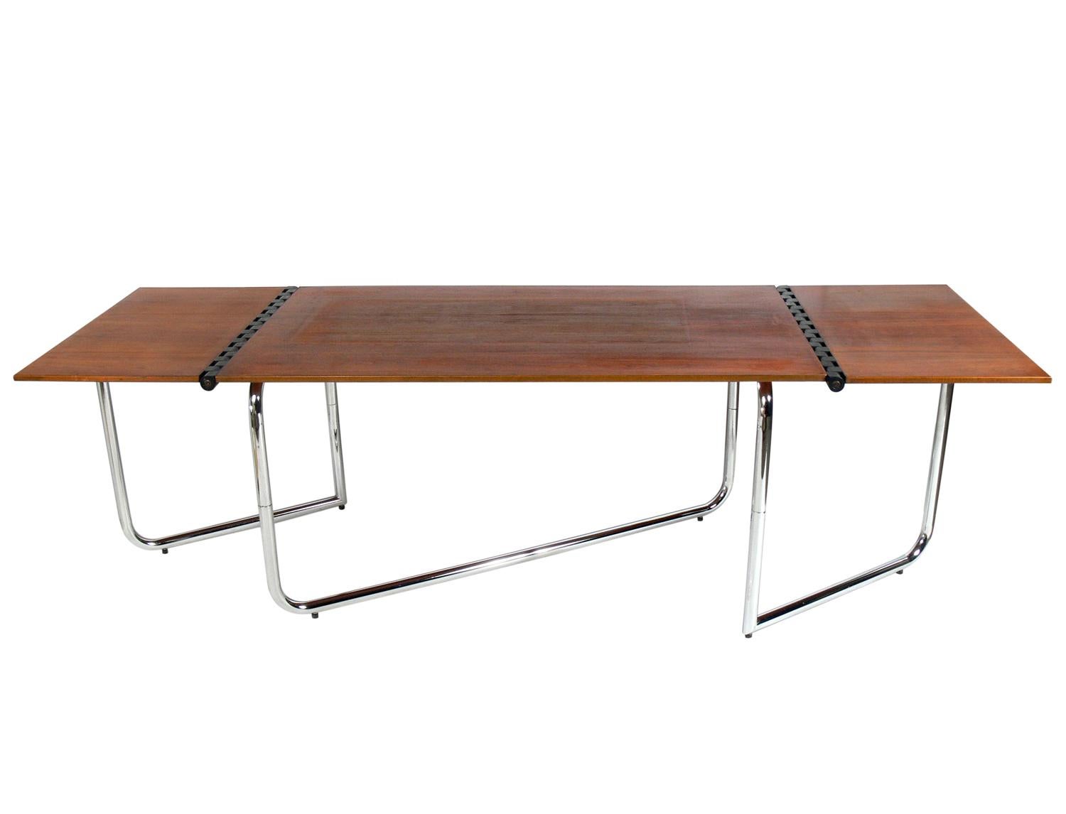 Italian drop leaf dining table or desk, Italy, circa 1970s. Interesting drop leaf joinery on either side. This would be the perfect size for an NYC apartment, as it could be used as a desk or dining table with the drop leaves down, and when fully