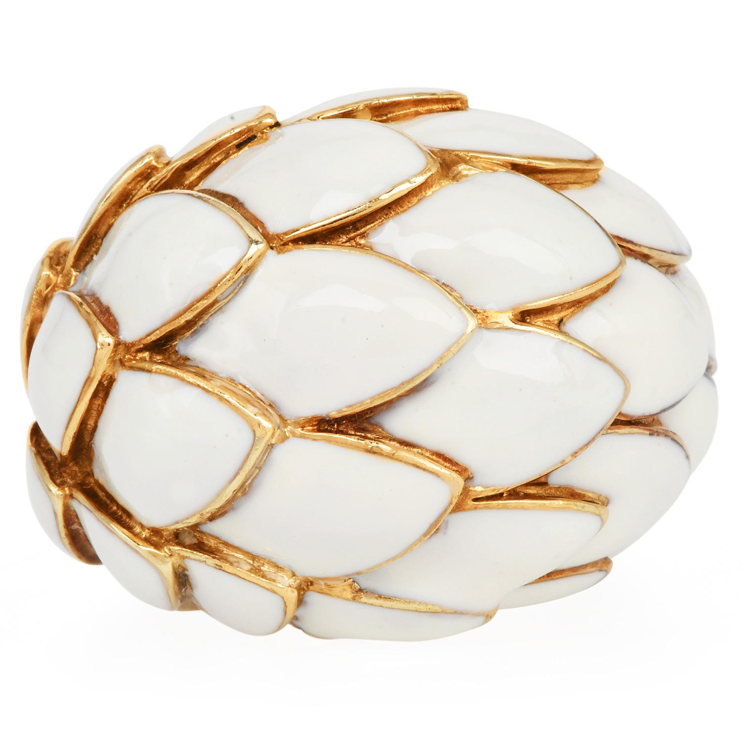 High-quality 1970s 18k yellow gold dome ring with off-white Italian enamel cocktail ring in bombe style,

weighing 26.1 grams.

measuring 21mm wide x 15mm high.

Ring Size 7

Italian Hall Mark

In Excellent Condition