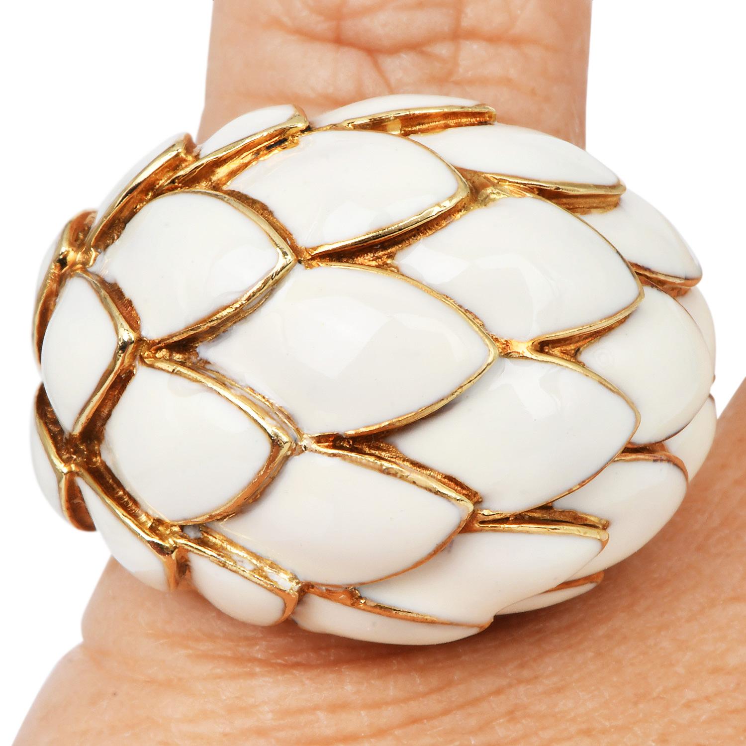 1970s Italian Enamel 18 k yellow Gold Bombe Dome Ring In Excellent Condition In Miami, FL