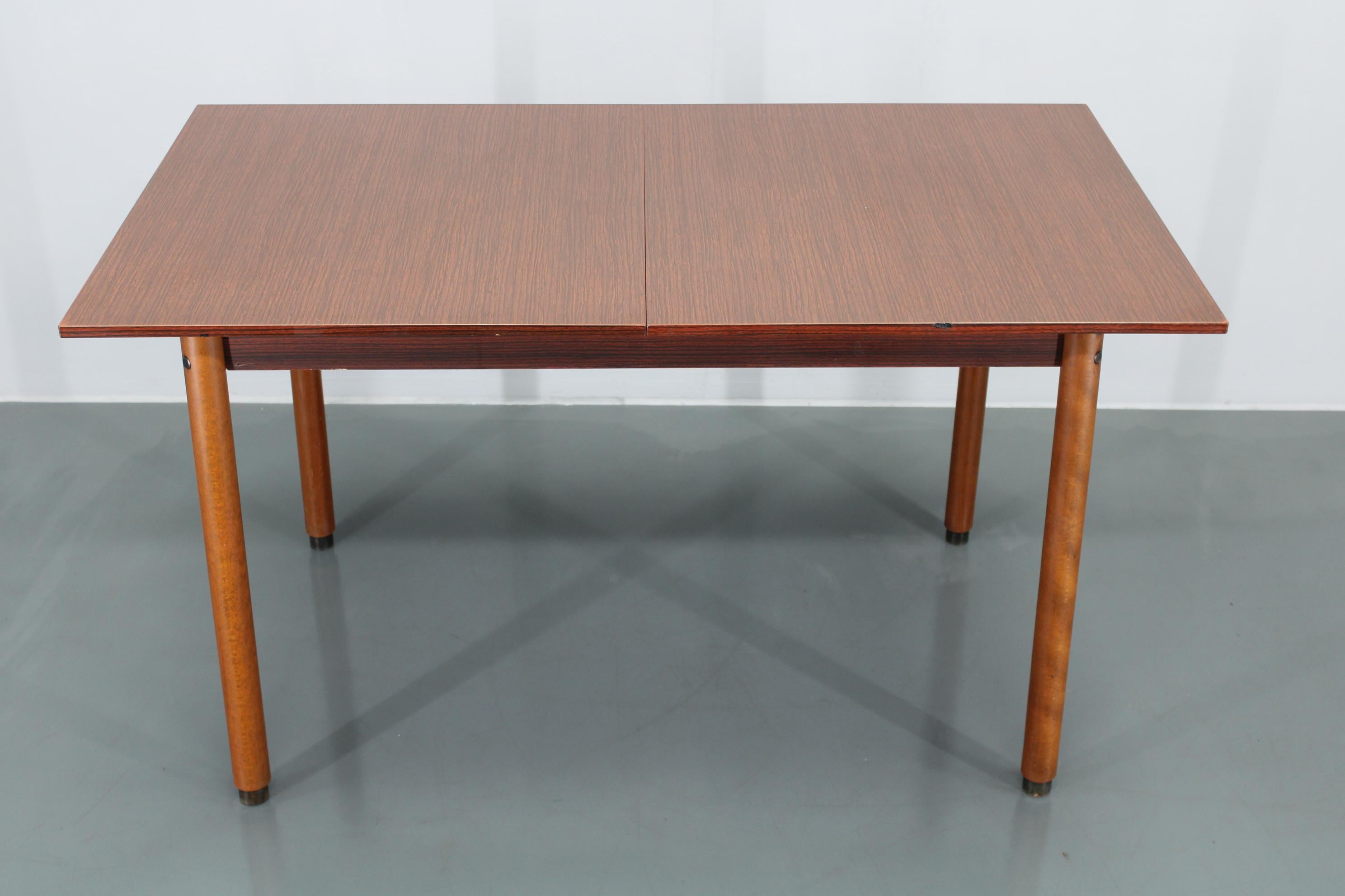 - Corpo Realizzato in laminato con imitazione del Wood  e le gambe sono realizzate in Beeche 
   Wood
 - Buone condizioni originali con lievi segni d'uso 
