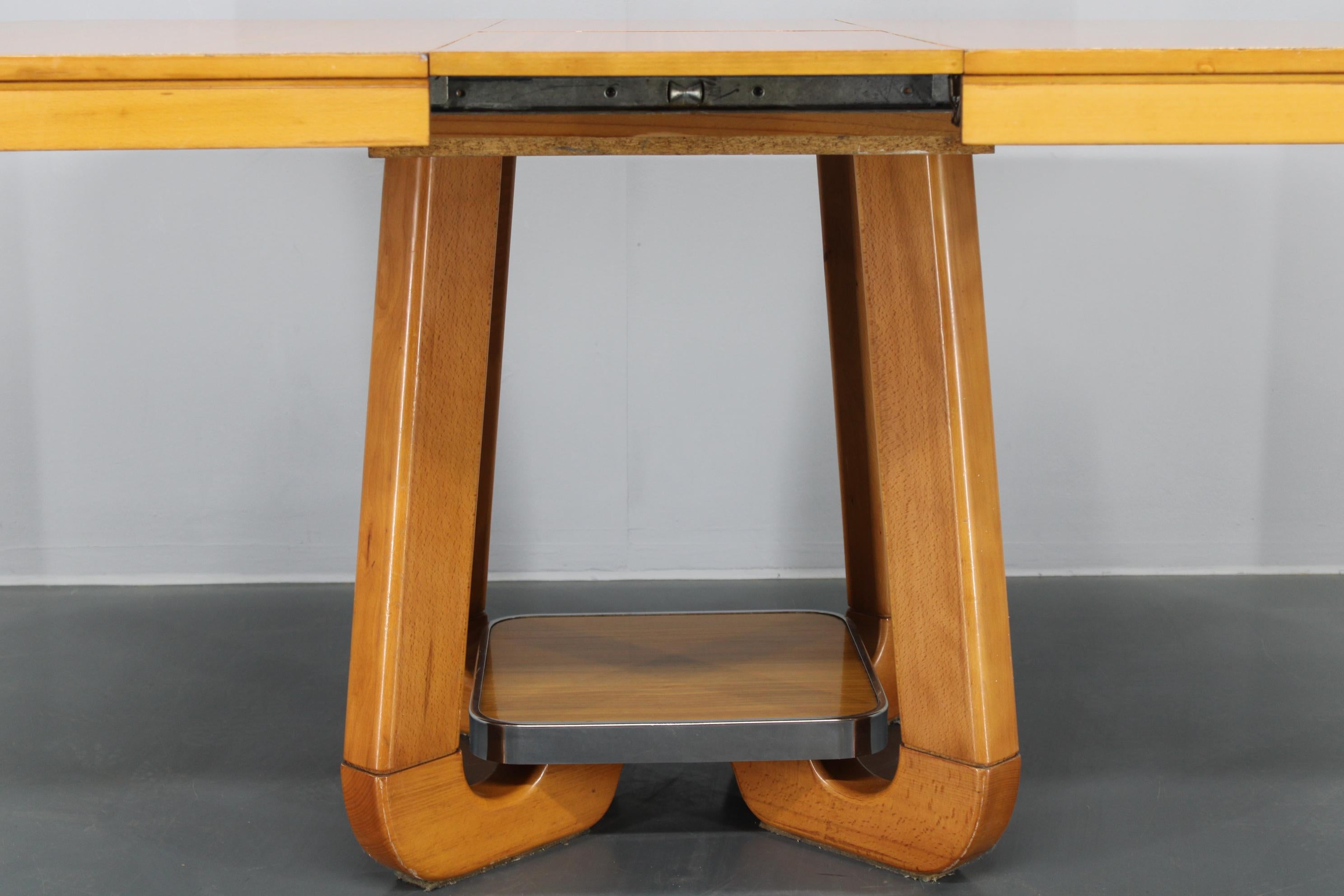 Italienischer ausziehbarer Esstisch in Ahornoptik aus den 1970er Jahren (Holz) im Angebot