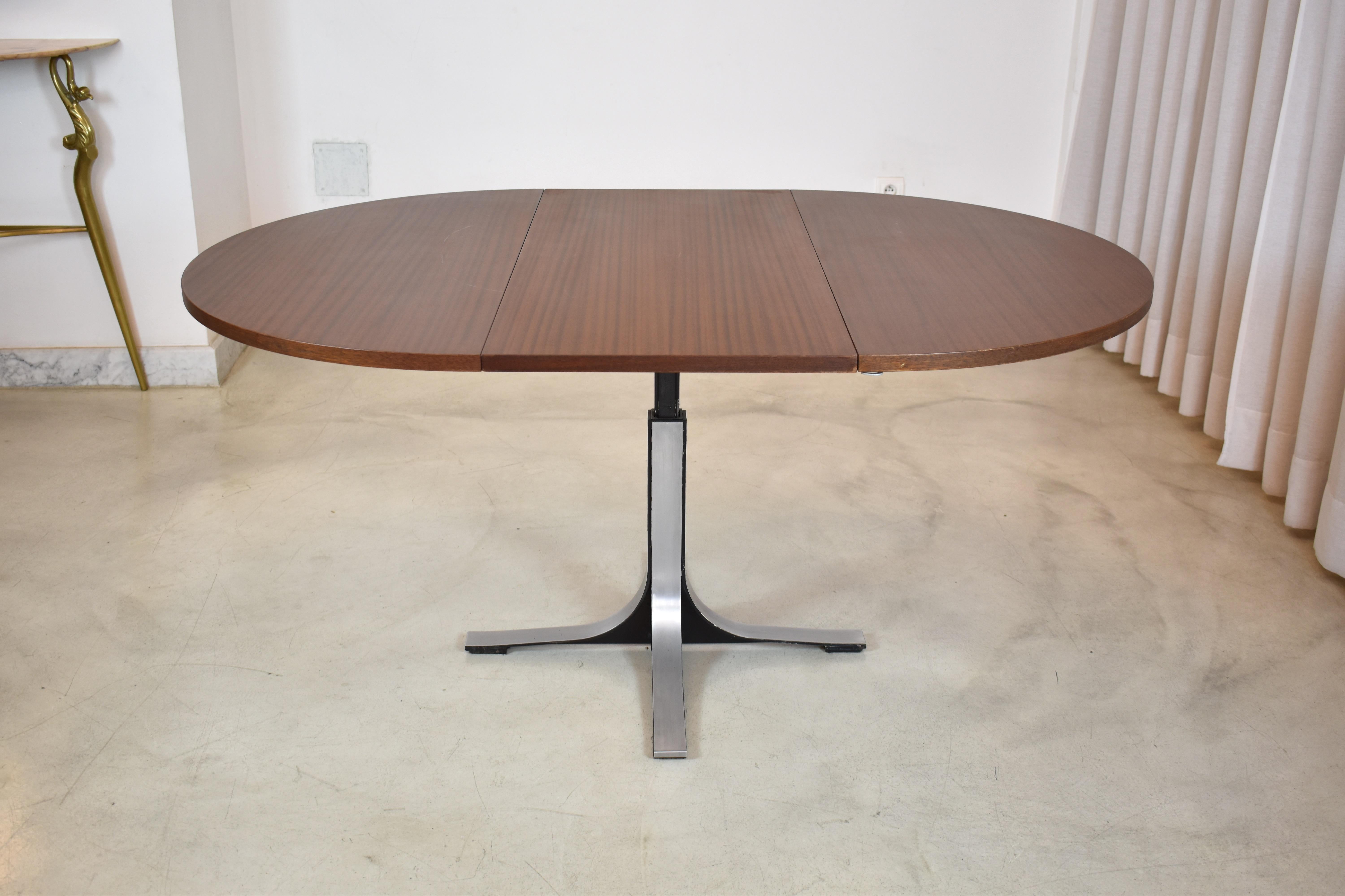  1970's Italian Extendable Wooden Dining Table by Osvaldo Borsani In Good Condition For Sale In Paris, FR