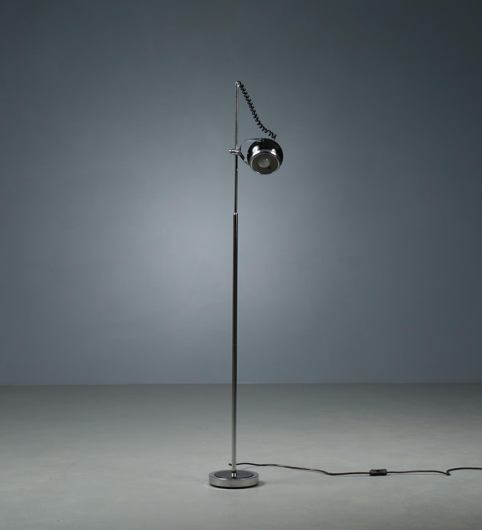 1970s Italian Floor Lamp: Chrome Steel with Adjustable Spherical Diffuser In Good Condition For Sale In Rome, IT