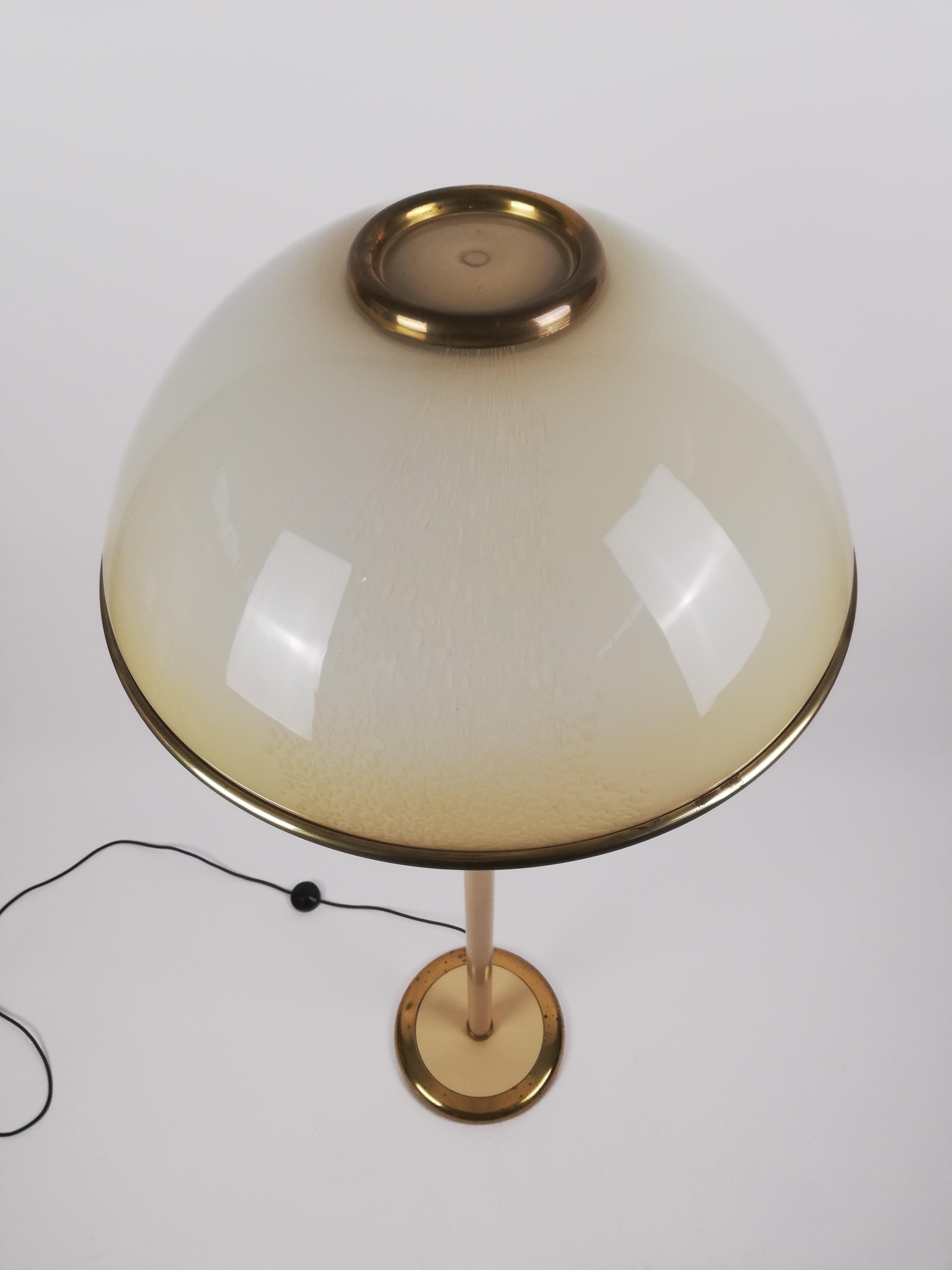 1970er Jahre Italienische Stehlampe aus Messing und kunstvollem Murano-Glas von F. Fabbian im Angebot 6