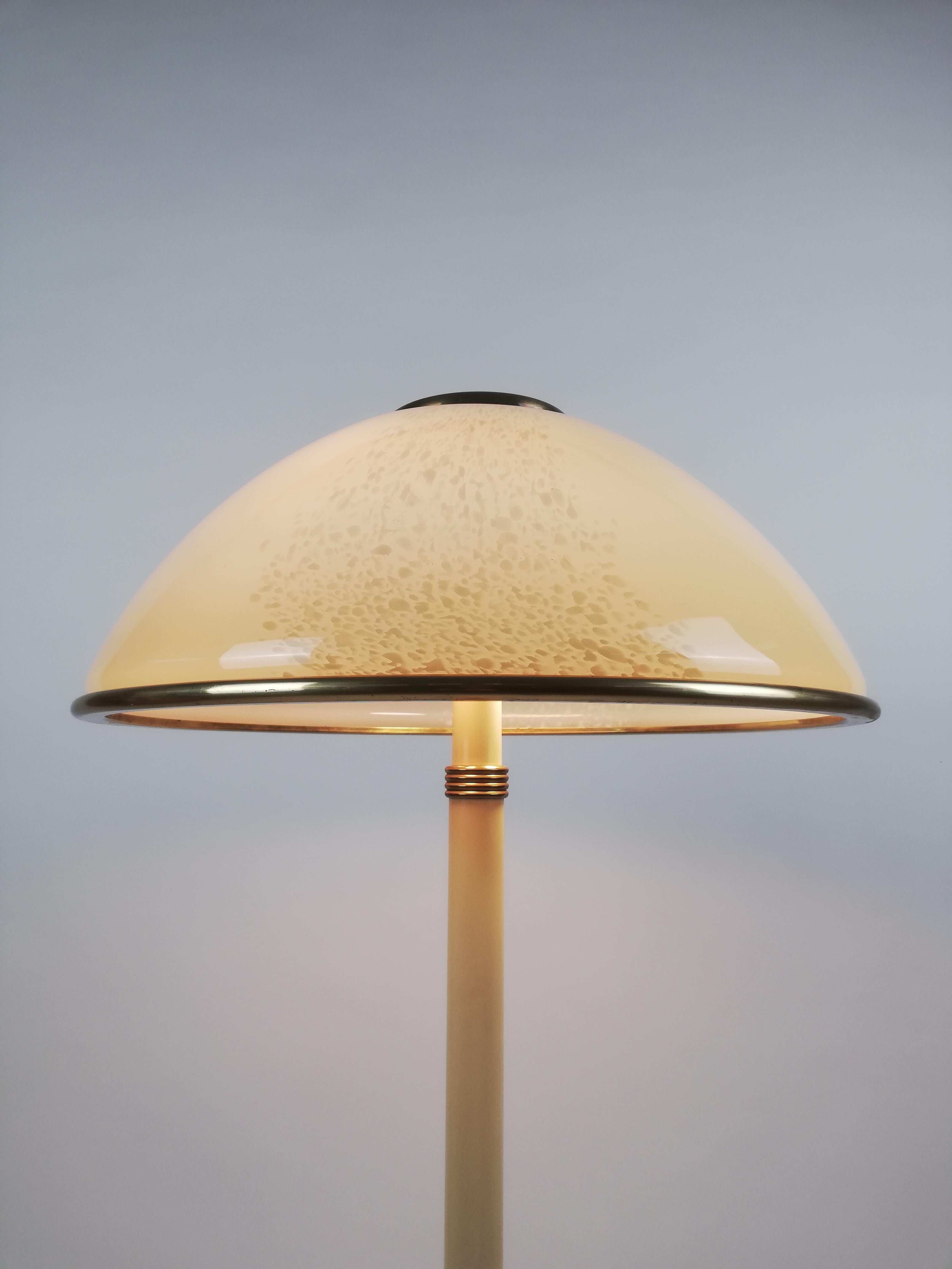 Eine glamouröse Stehlampe im typischen Stil der späten 70er Jahre, die sich durch die Verwendung von kostbaren und glänzenden Materialien auszeichnet, wie Messing- und Chromeinsätze im Kontrast zu schwarzem und elfenbeinfarbenem Laminat, die