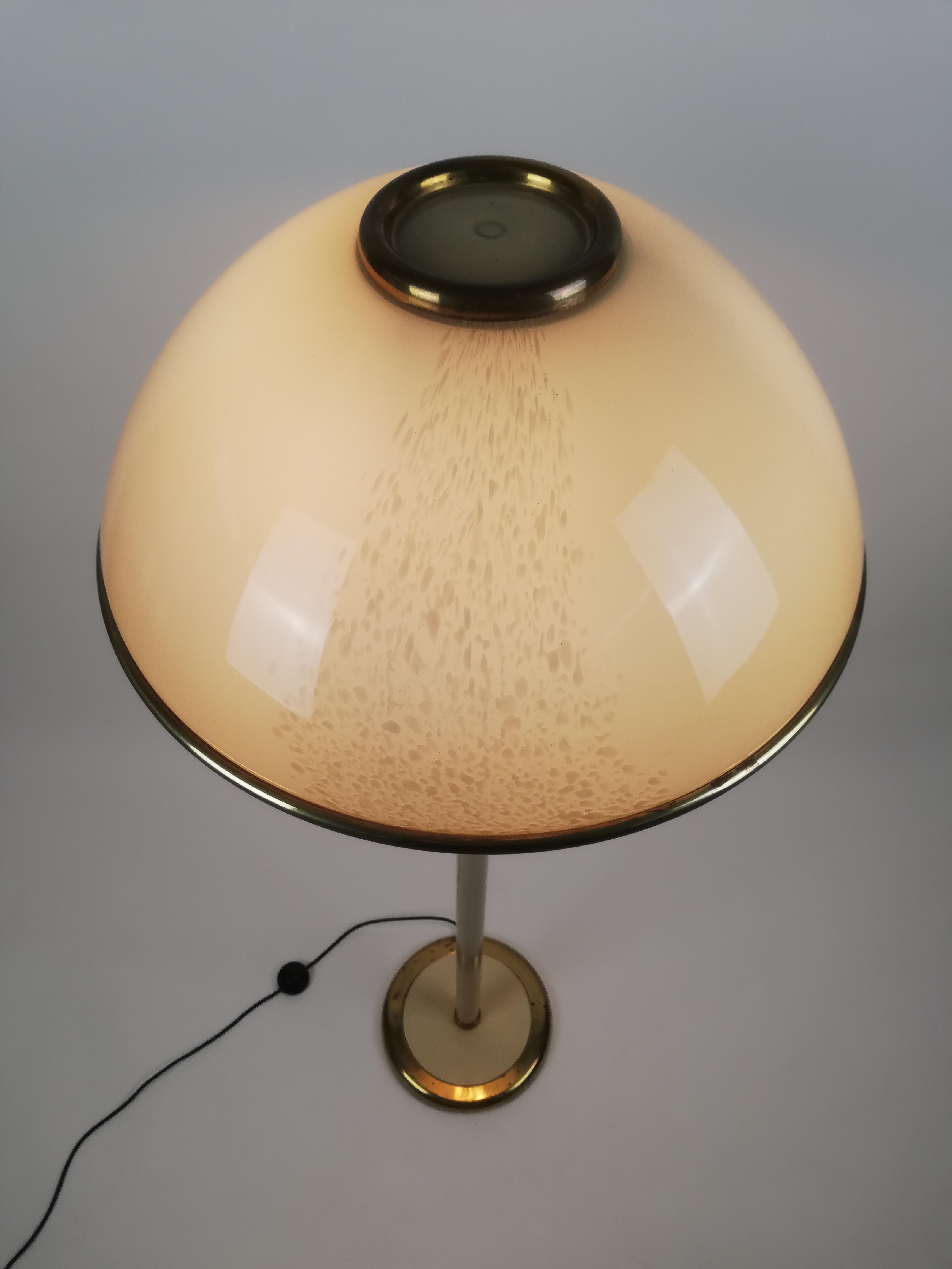 1970er Jahre Italienische Stehlampe aus Messing und kunstvollem Murano-Glas von F. Fabbian im Zustand „Gut“ im Angebot in Roma, IT