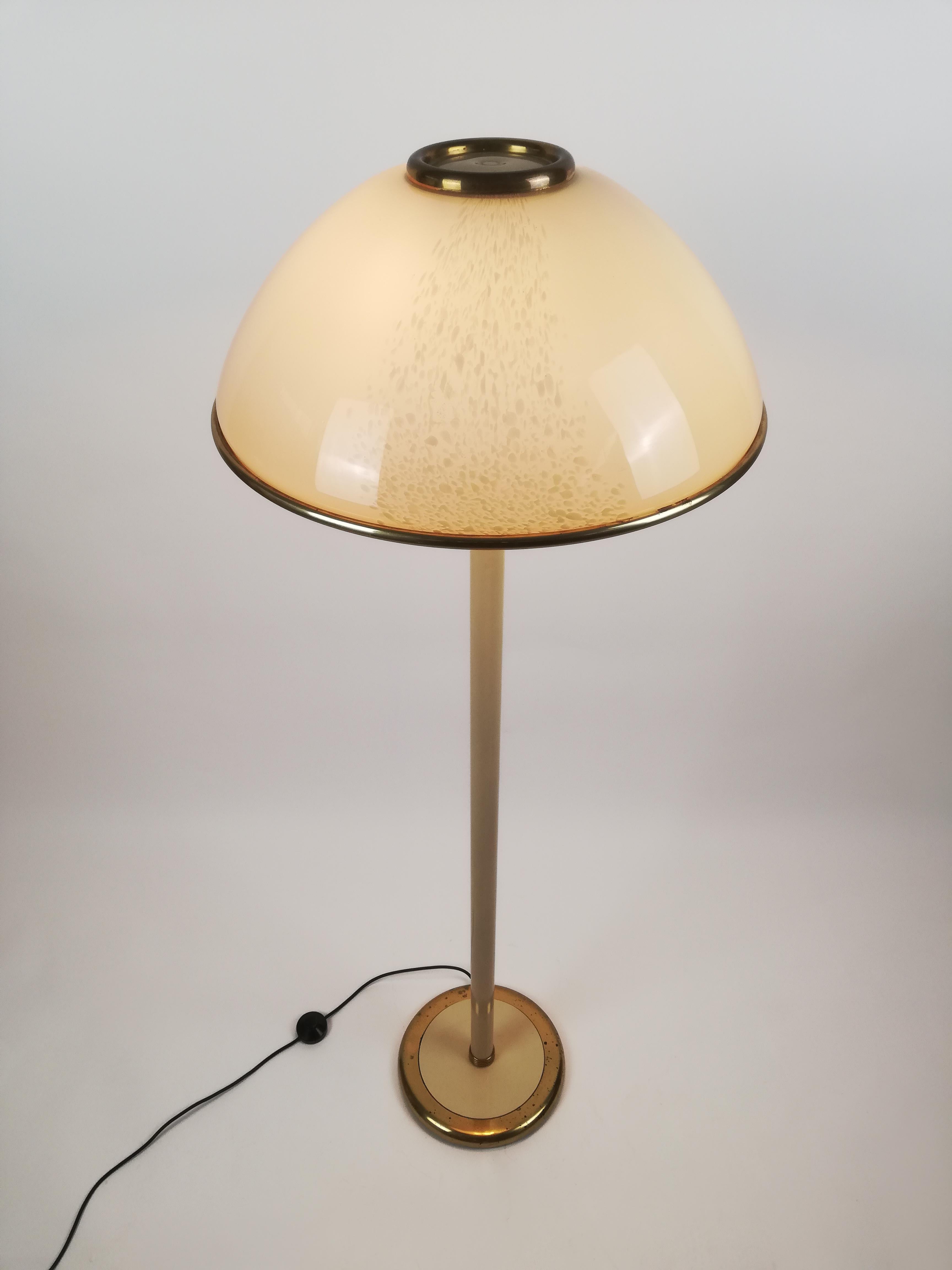 Lampadaire italien des années 1970 en laiton et verre de Murano artistique par F. Fabbian en vente 3