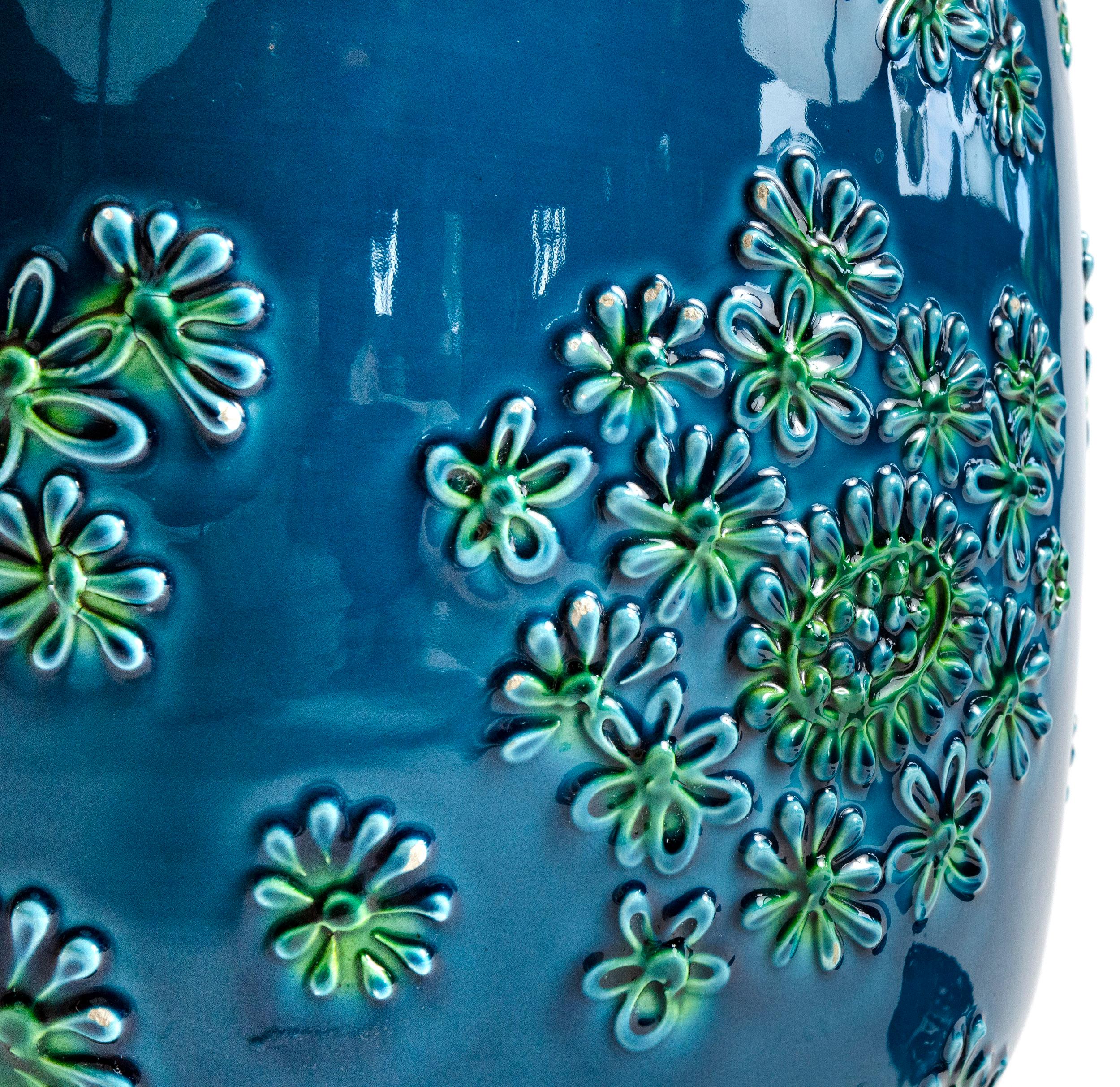1970er Jahre Italienische Keramik-Tischlampe mit Blumenmotiv (Glasiert)