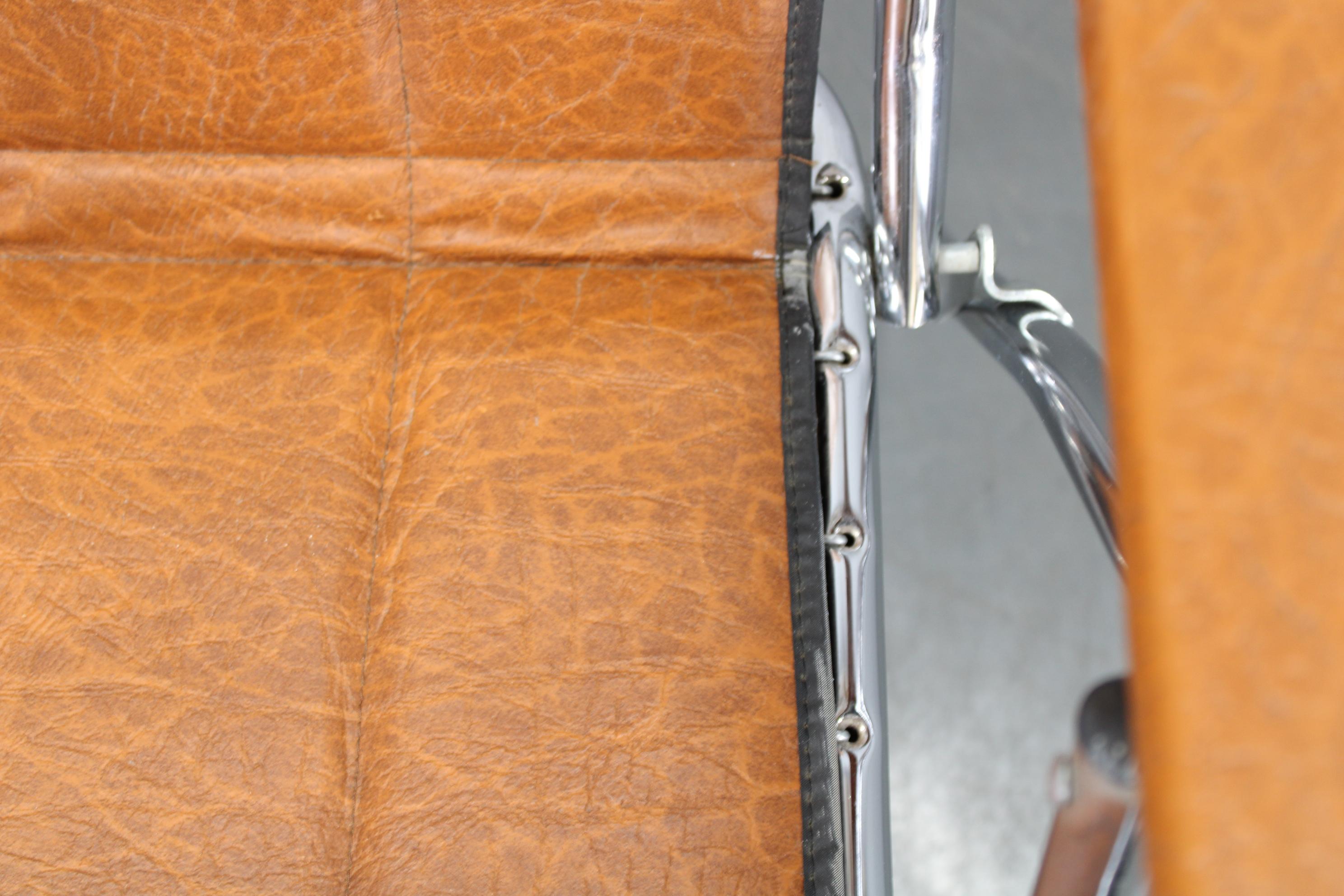 1970er Jahre Italienischer Folding Lounge Chair mit Kunstlederpolsterung im Angebot 5