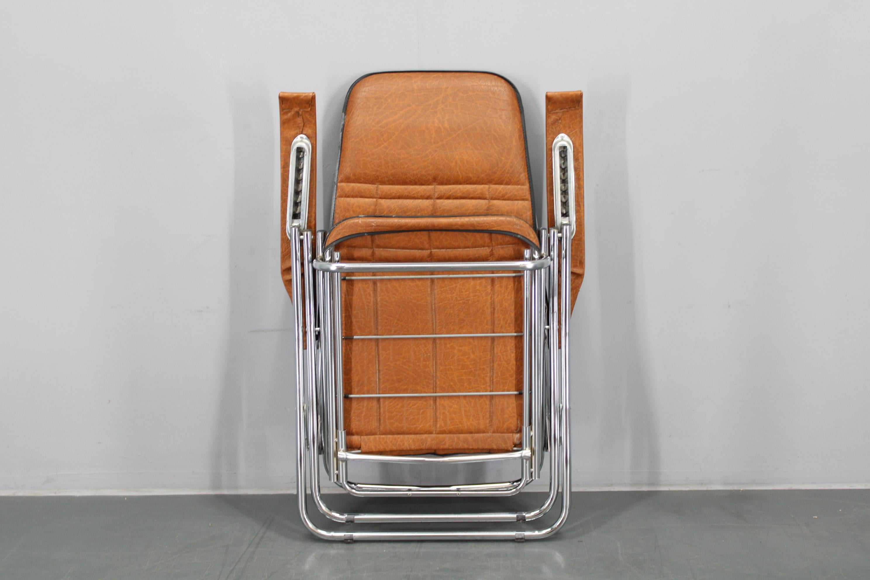 1970er Jahre Italienischer Folding Lounge Chair mit Kunstlederpolsterung (Moderne der Mitte des Jahrhunderts) im Angebot