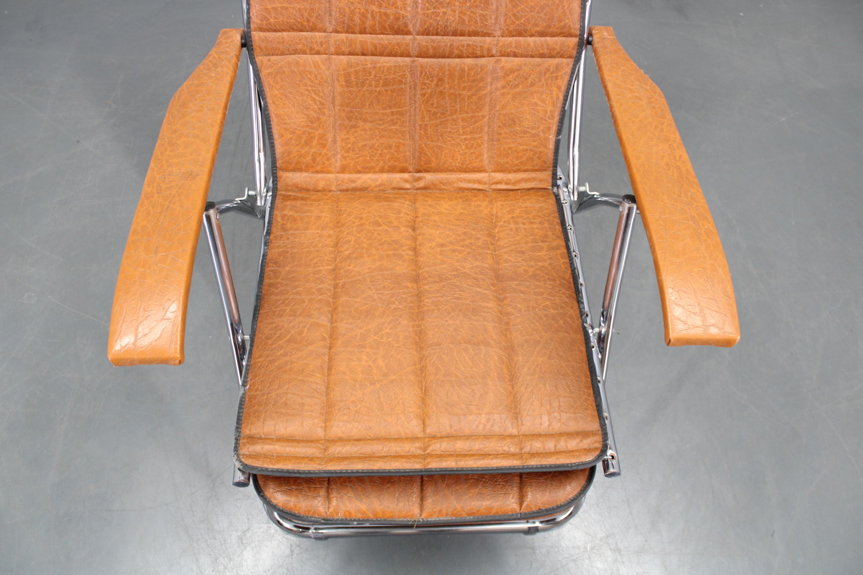 1970er Jahre Italienischer Folding Lounge Chair mit Kunstlederpolsterung (20. Jahrhundert) im Angebot