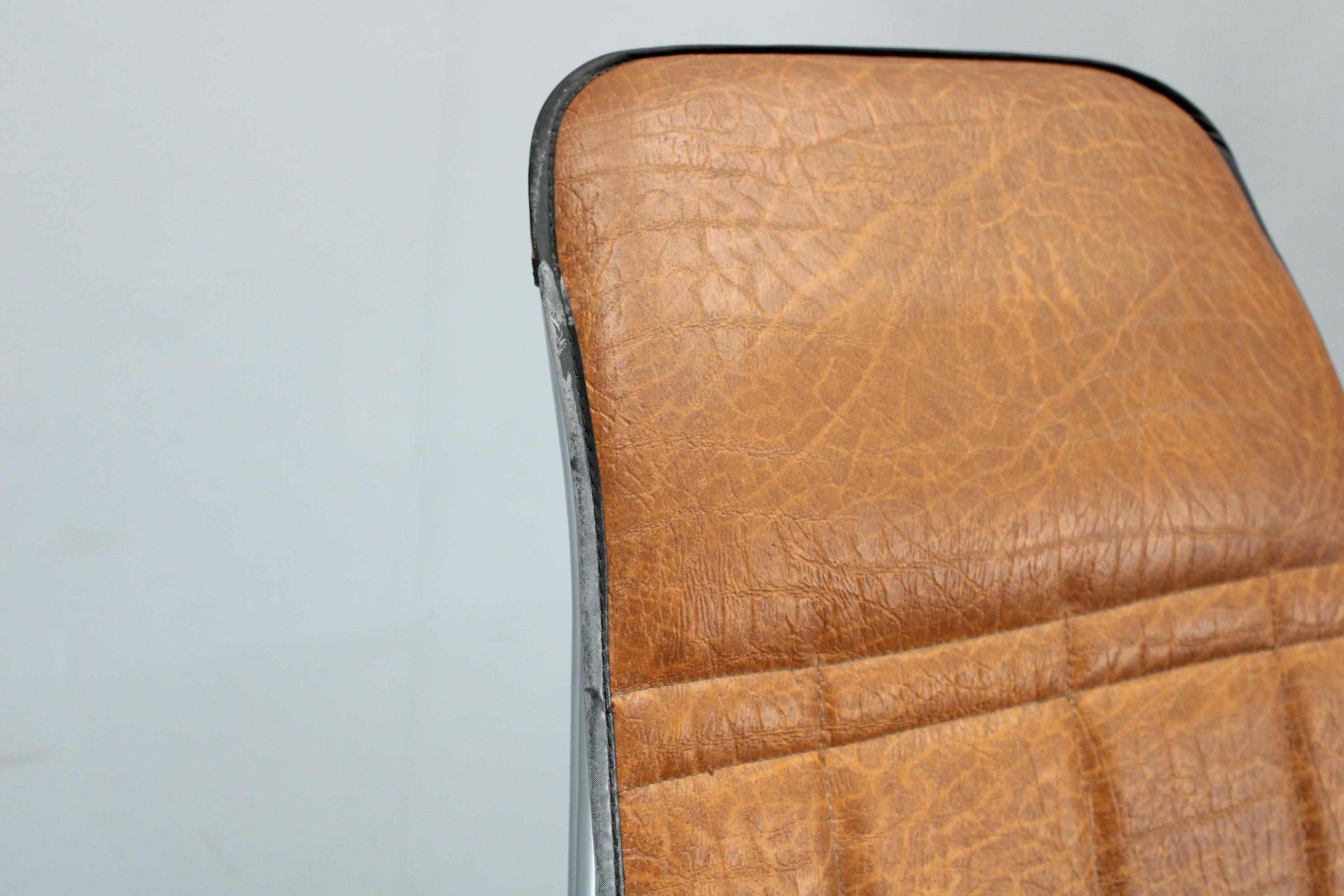 1970er Jahre Italienischer Folding Lounge Chair mit Kunstlederpolsterung im Angebot 3
