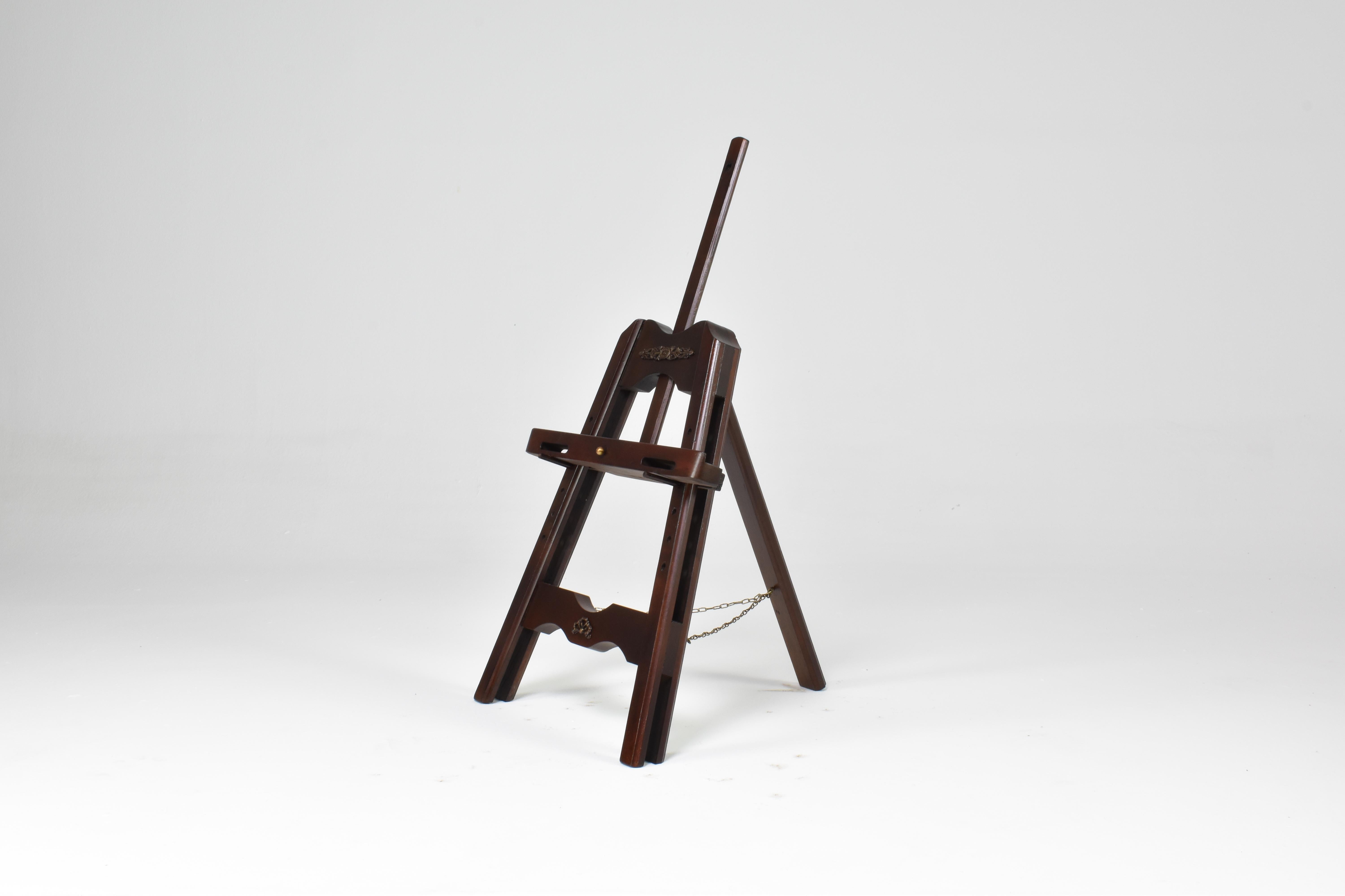 Elegante caballete de mesa plegable italiano de los años 70, fabricado en madera noble con detalles de latón. La estructura ajustable permite varias alturas de exposición, por lo que es ideal para exponer obras de arte, fotografías o piezas
