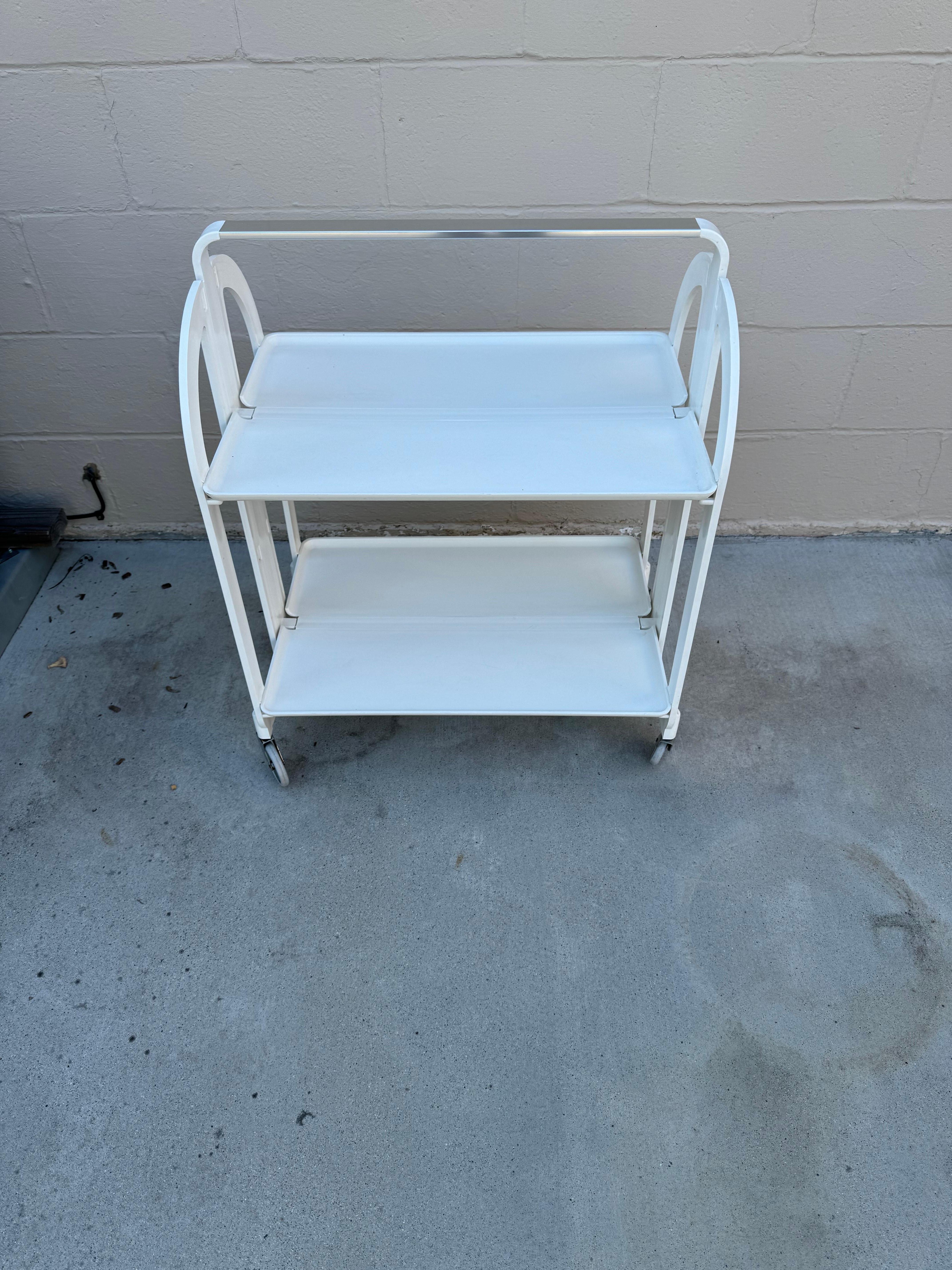 1970's Italian Fratelli Guzzini Style White Bar Cart In Good Condition For Sale In San Carlos, CA