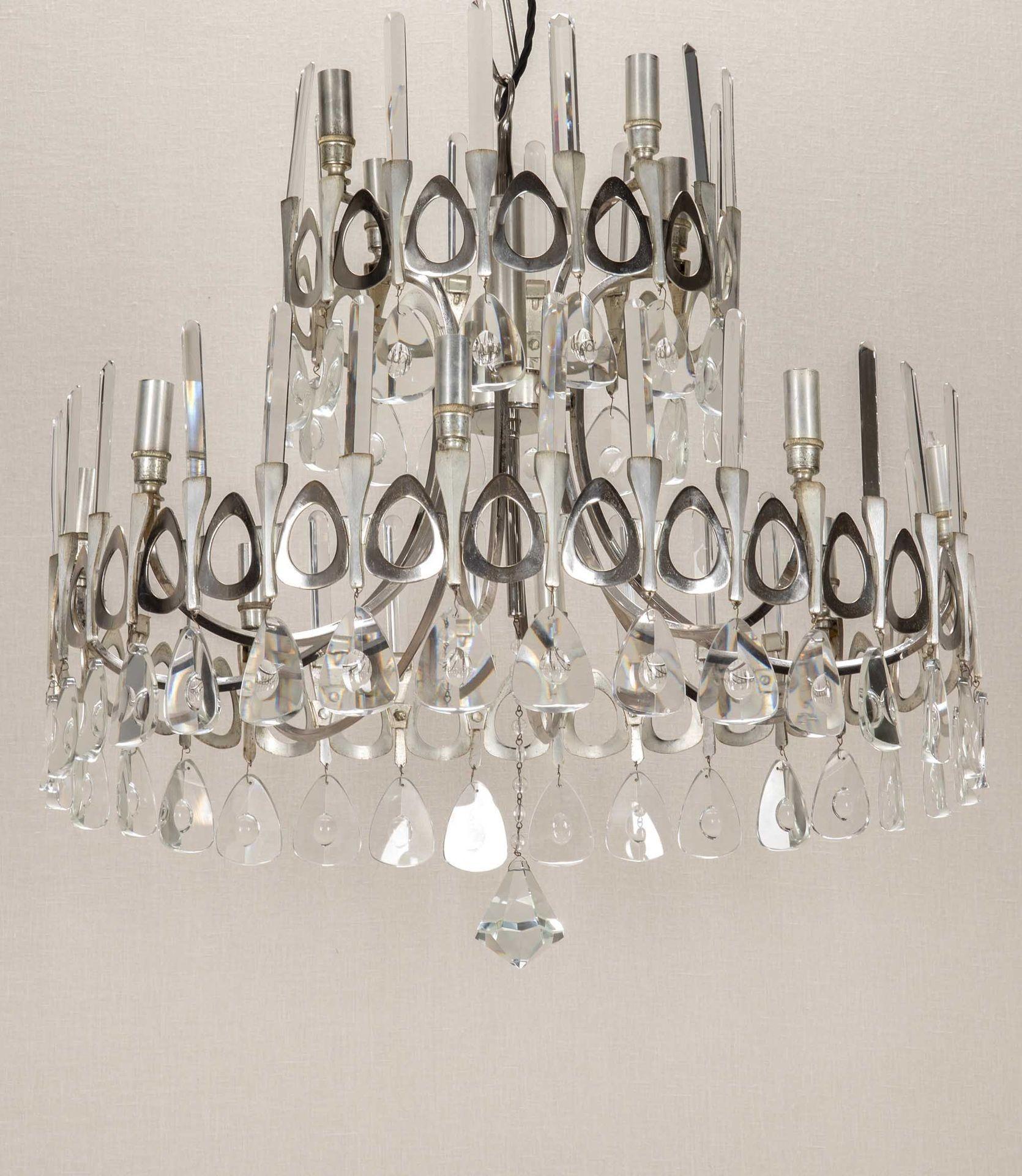 Splendido lampadario degli anni '60-'70 del rinomato designer italiano di illuminazione Gaetano Sciolari. Con pere di cristallo e bacchette di vetro particolarmente rare. Cornice cromata spazzolata e argentata, che mostra un'età abbastanza