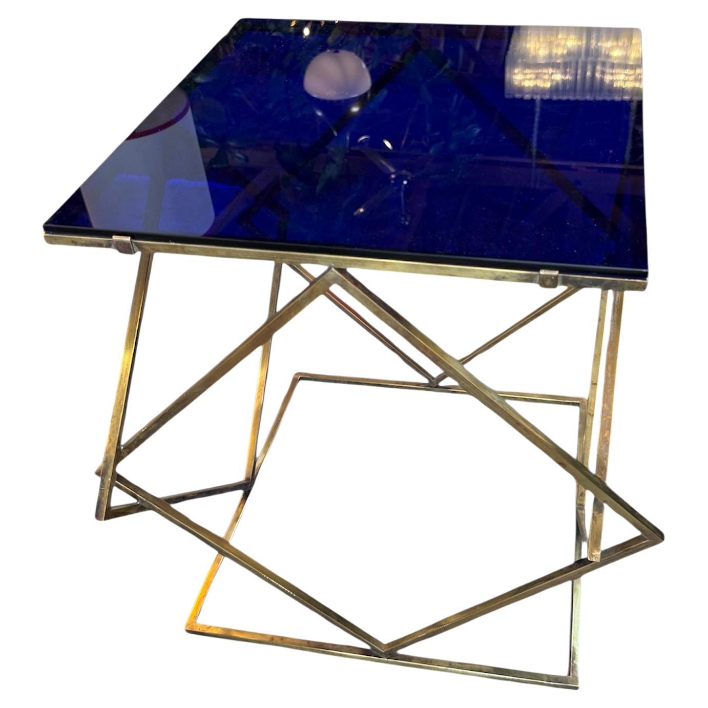 Table d'appoint italienne géométrique en laiton avec plateau en verre bleu, datant des années 1970 en vente