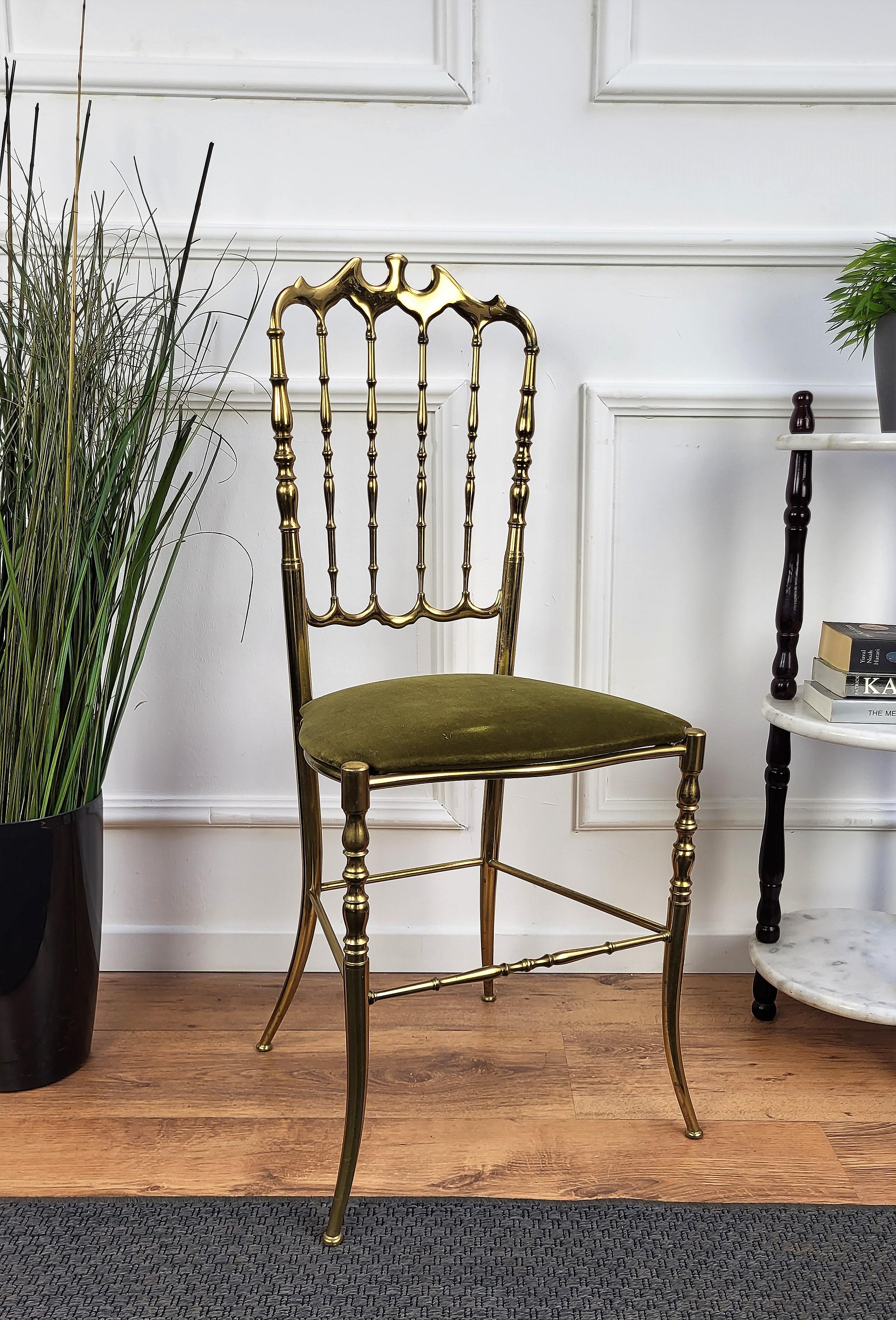 Chaise italienne Chiavari en laiton doré et brillant des années 1970 avec une superbe patine vintage et une structure solide parfaite et durable. La tapisserie en velours vert est en bon état mais peut être rénovée selon les préférences du