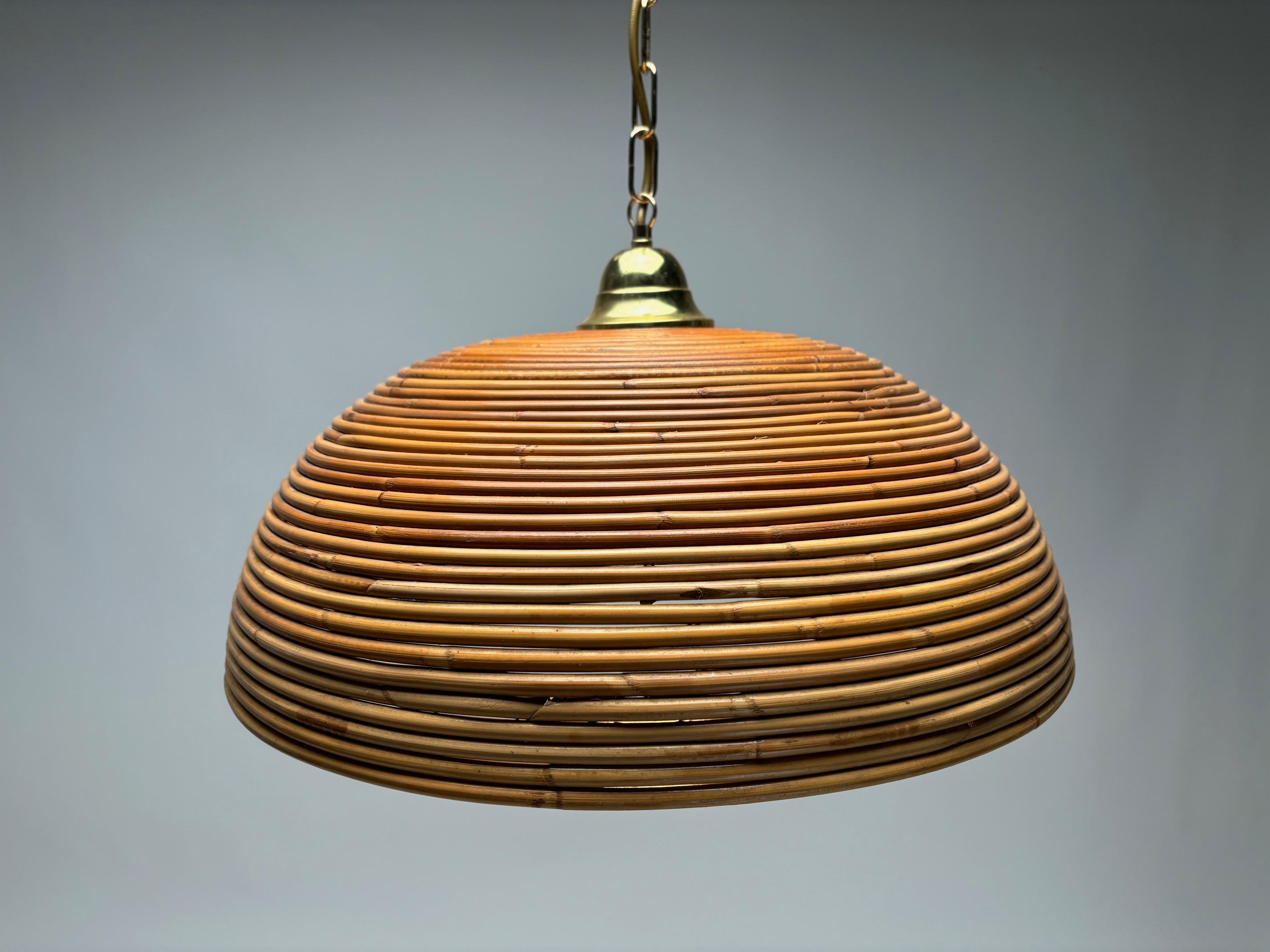 1970s Italian Gilt Brass Rattan Bamboo Wicker Pendant Suspension Hanging Light In Good Condition For Sale In Argelato, BO