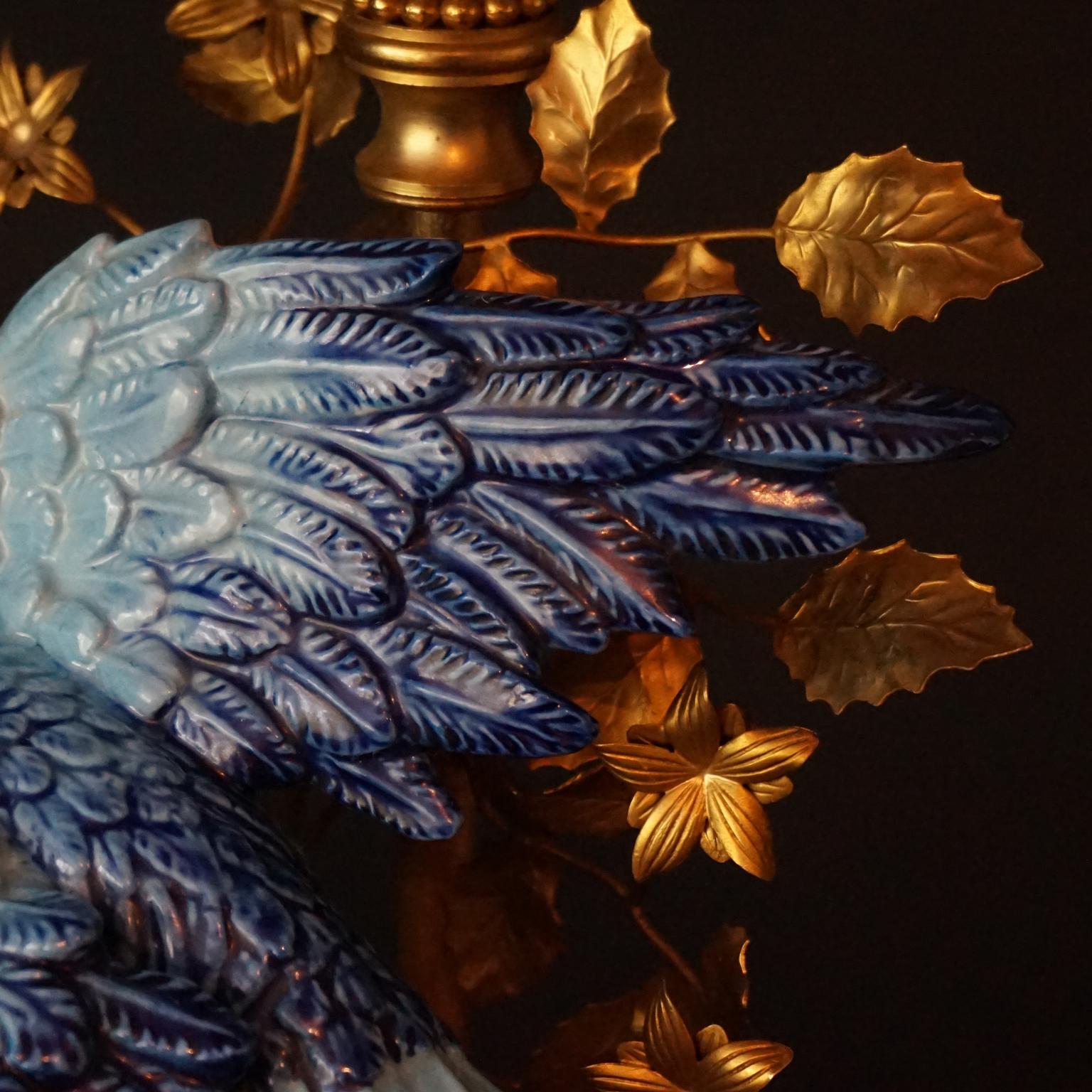 1970s italiano Giulia Mangani Tole Lámpara de mesa de porcelana pintada a mano Pájaro azul en venta 3
