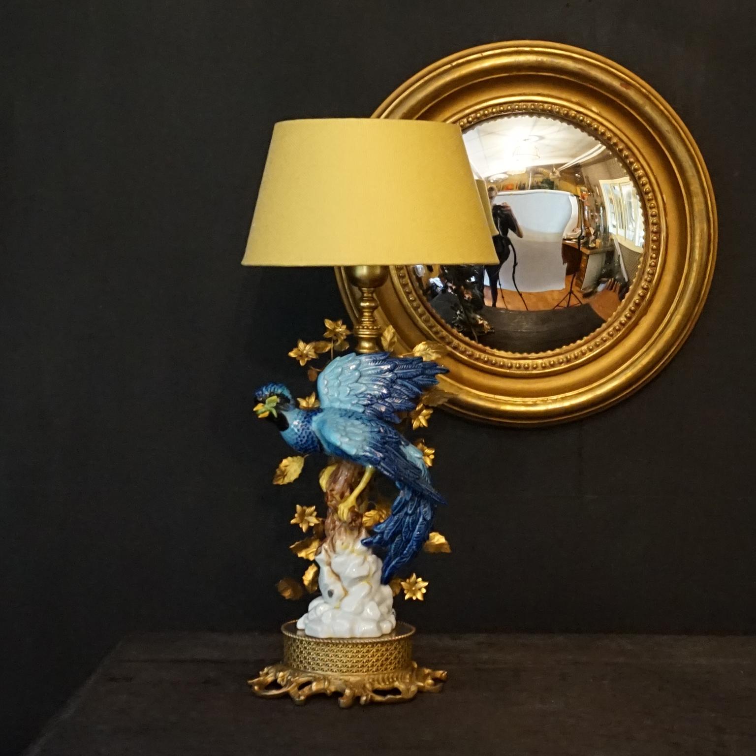 Hollywood Regency 1970 Italian Giulia Mangani Tole Table Lamp Porcelain Hand Painted Blue Bird en vente