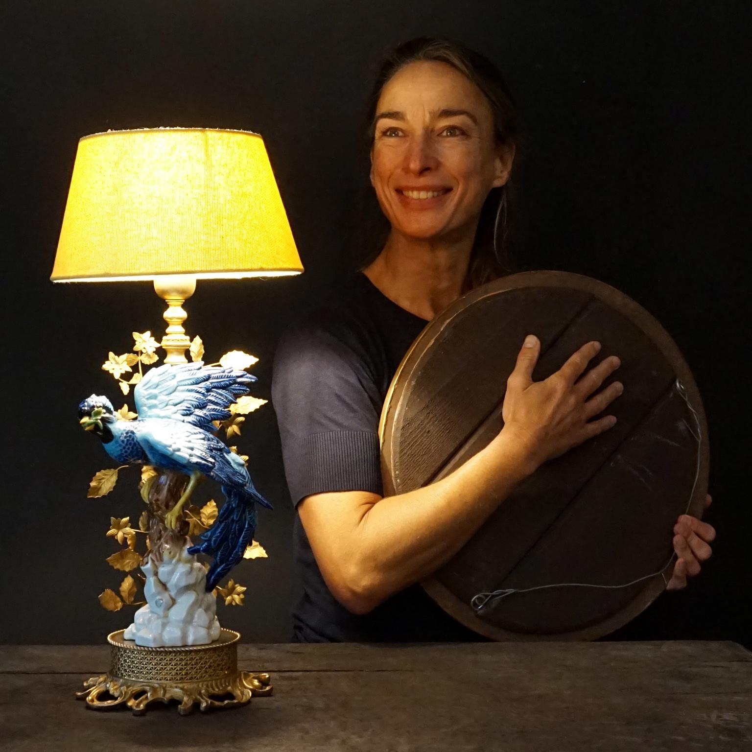 Doré 1970 Italian Giulia Mangani Tole Table Lamp Porcelain Hand Painted Blue Bird en vente