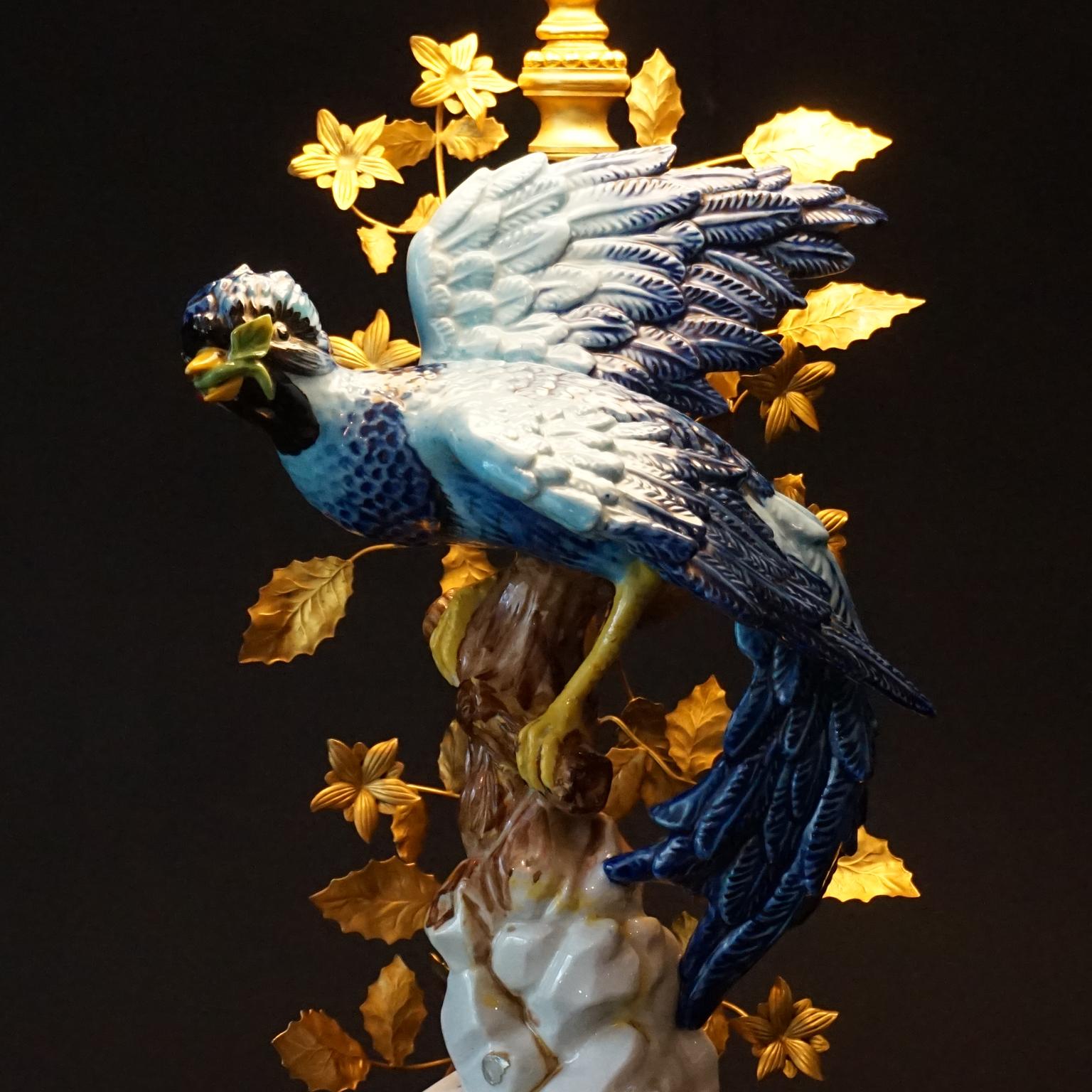 Italienische Giulia Mangani Tole-Tischlampe aus Porzellan mit handbemalter blauem Vogel, 1970er Jahre (Ende des 20. Jahrhunderts) im Angebot