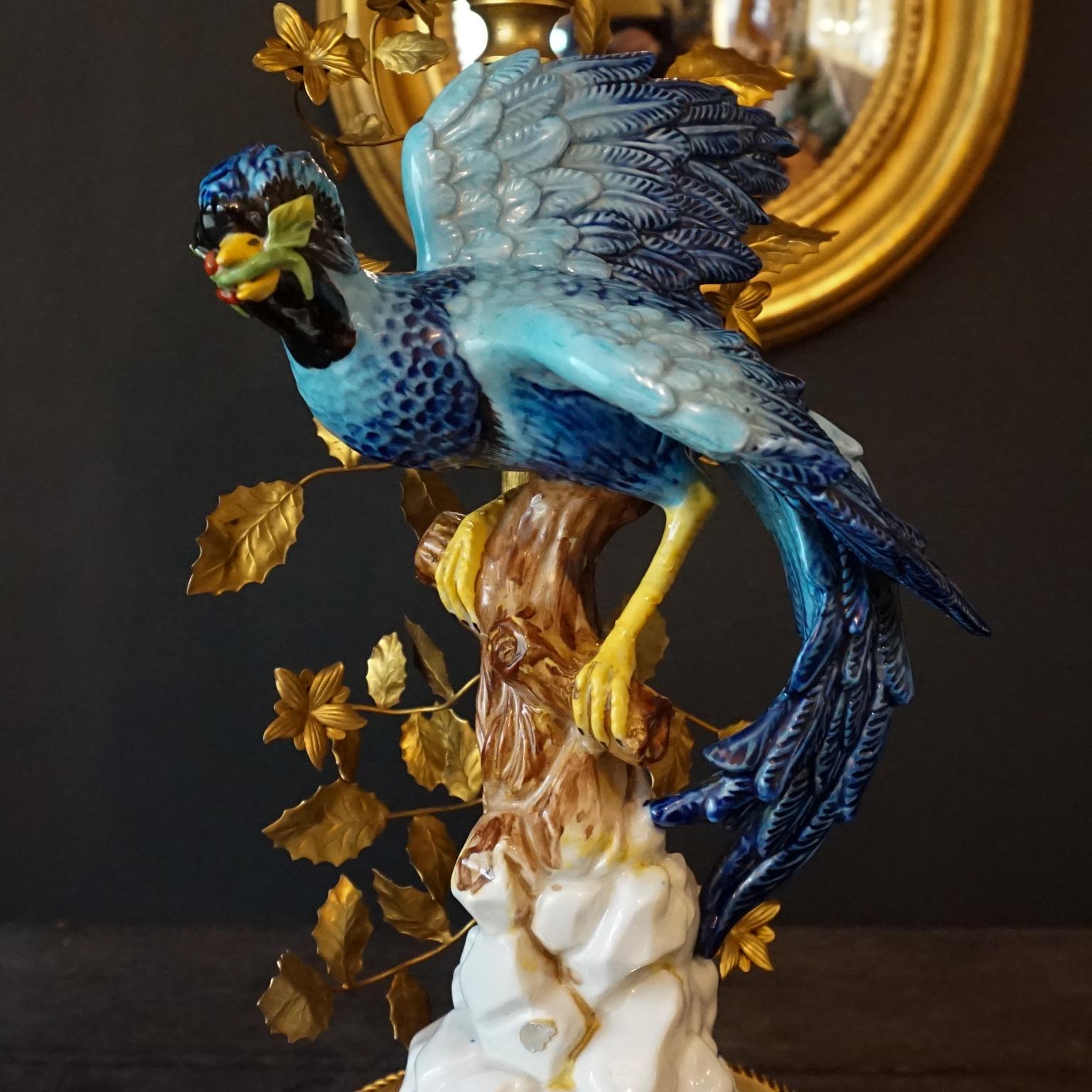 Italienische Giulia Mangani Tole-Tischlampe aus Porzellan mit handbemalter blauem Vogel, 1970er Jahre (Kupfer) im Angebot