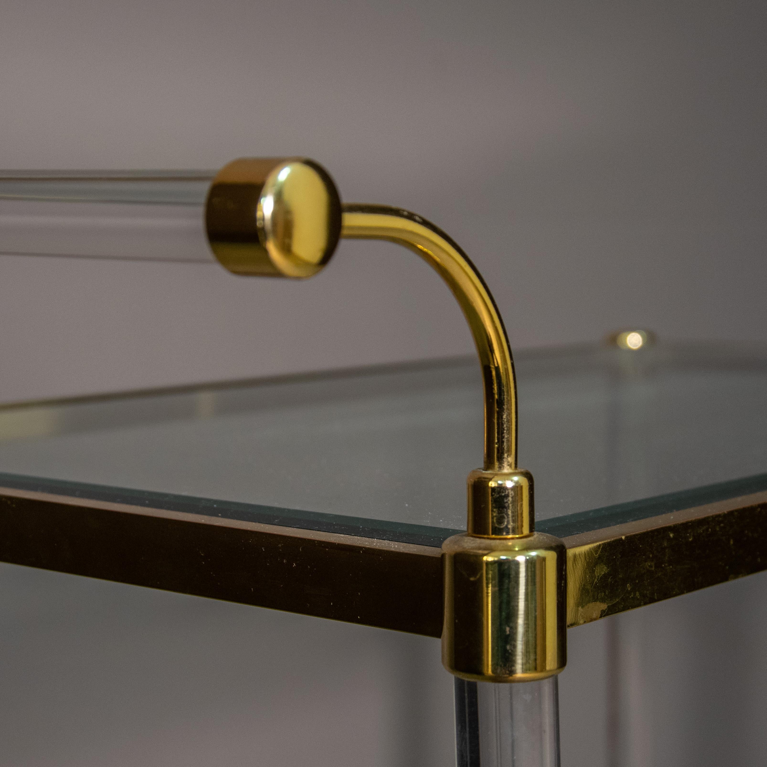 1970 Modernity Italian Golden Brass and Lucite Trolley (chariot en laiton doré et en lucite) en vente 3