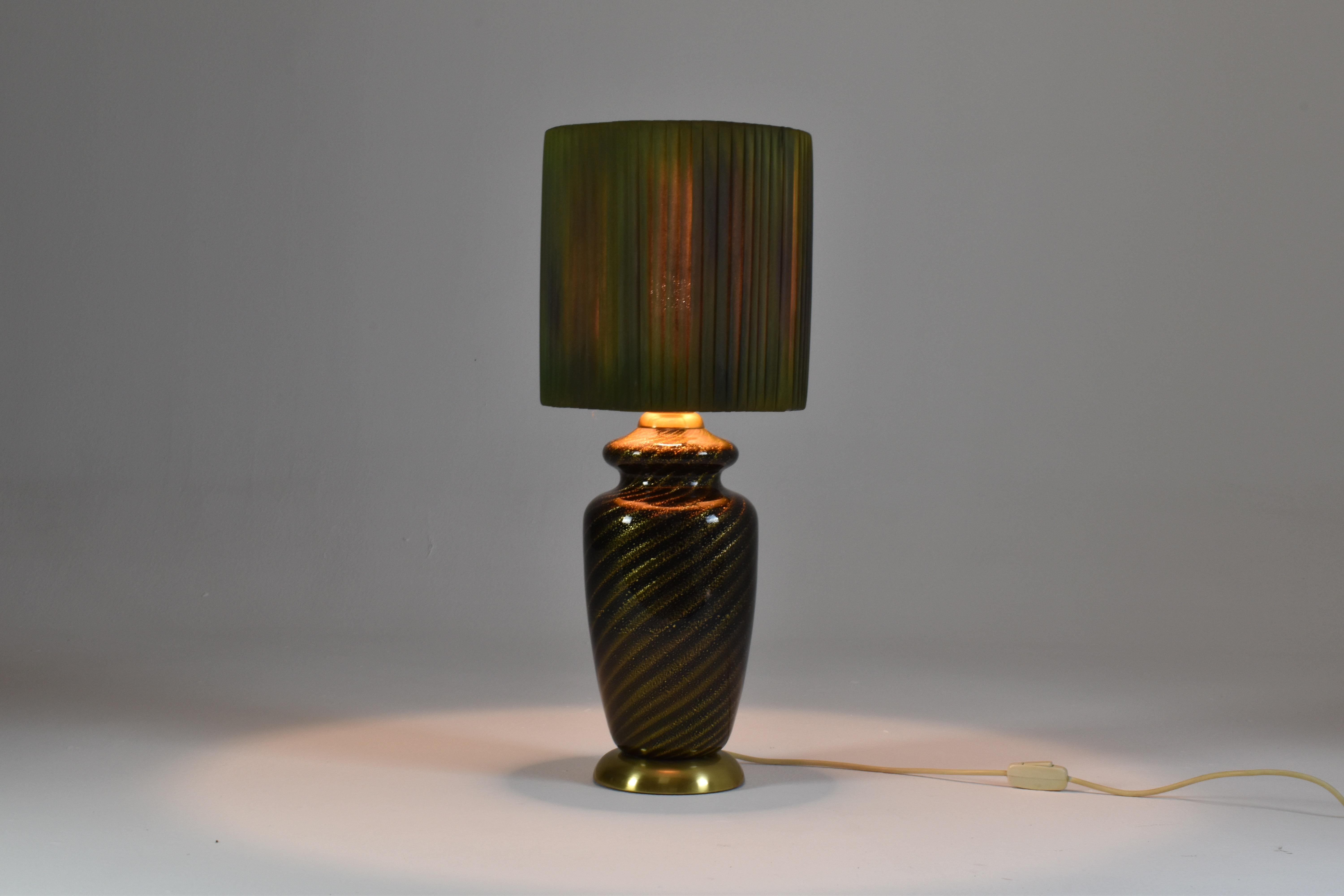 Lámpara de mesa italiana de Murano verde de mediados de siglo de 1970 de Tommaso Barbi Moderno de mediados de siglo en venta