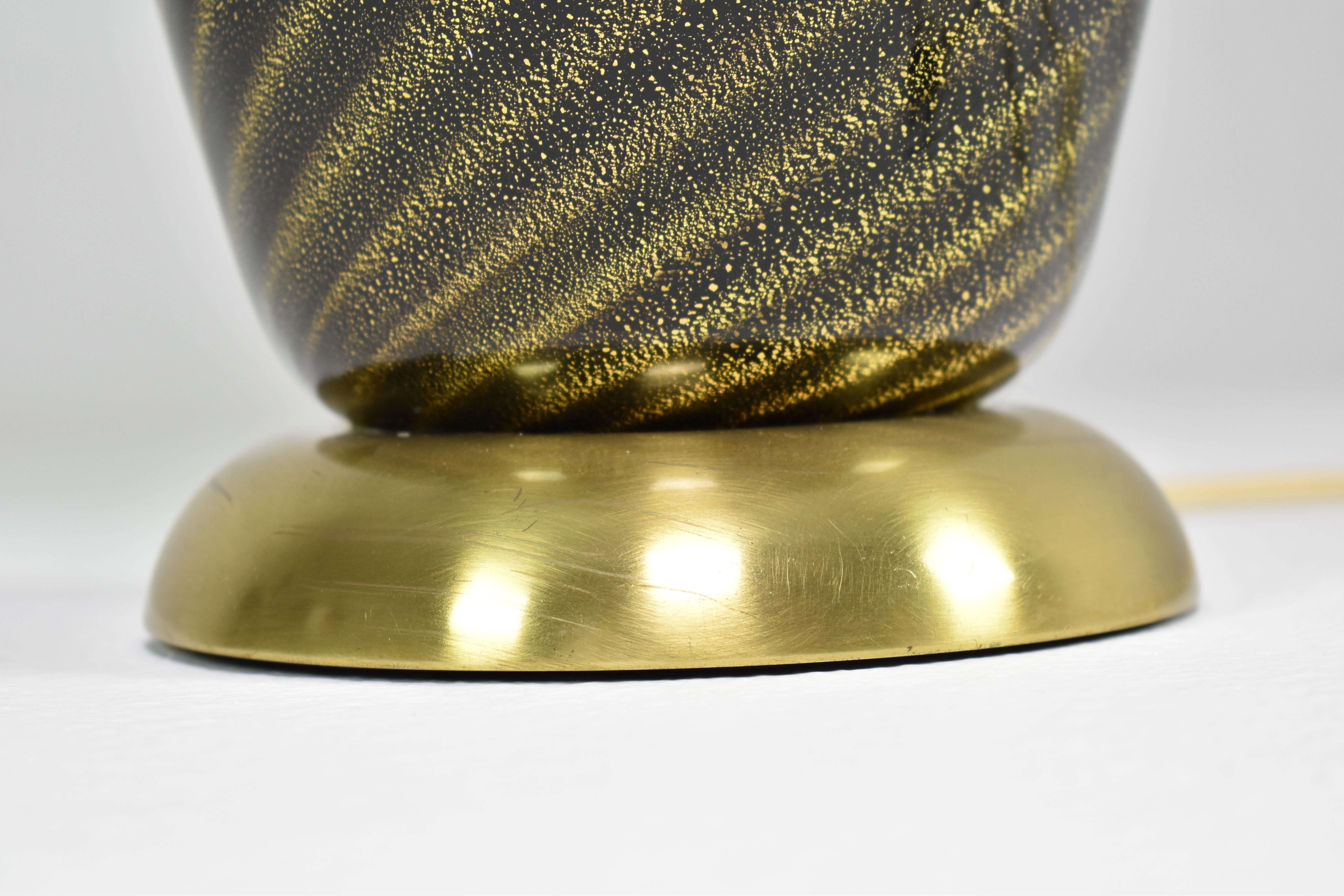 Lámpara de mesa italiana de Murano verde de mediados de siglo de 1970 de Tommaso Barbi Latón en venta