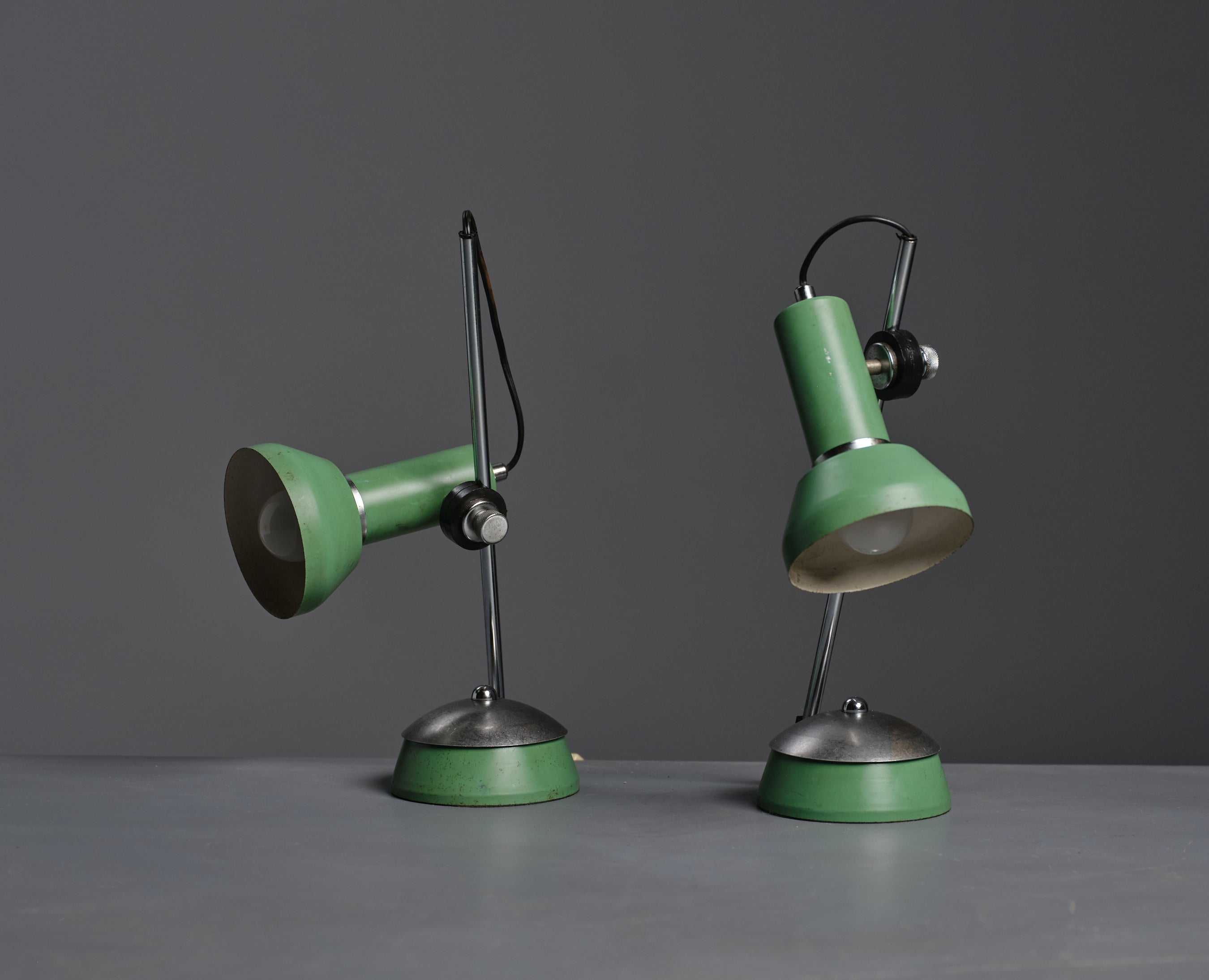 Découvrez le mélange parfait de charme vintage et d'esthétique moderne avec cette remarquable paire de lampes à poser des années 70. Ces lampes accrocheuses présentent une délicieuse teinte verte complétée par des accents d'acier stylisés, dégageant