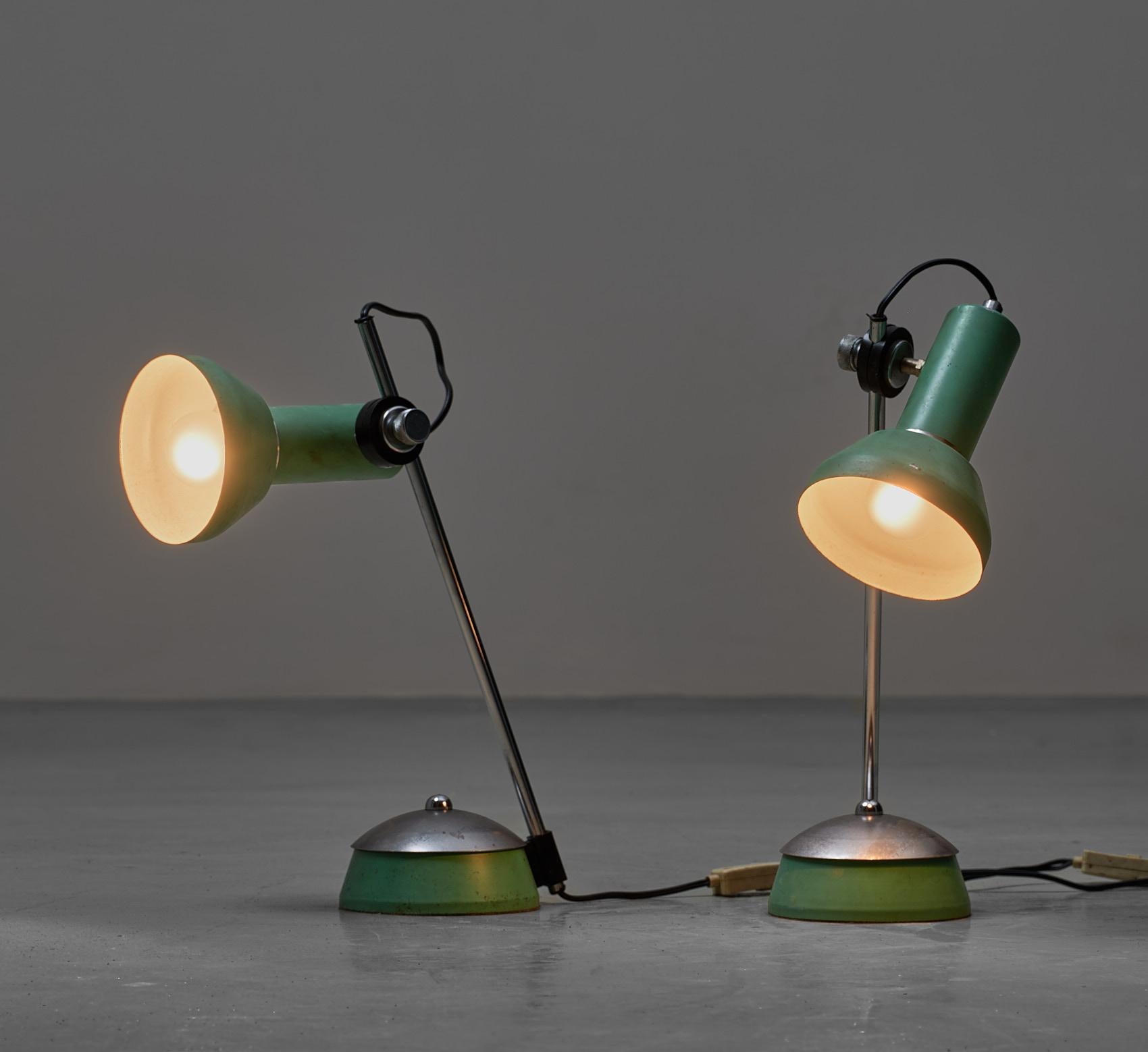 Mid-Century Modern Lampes de table vertes italiennes des années 1970 au design moderne et aux détails en acier