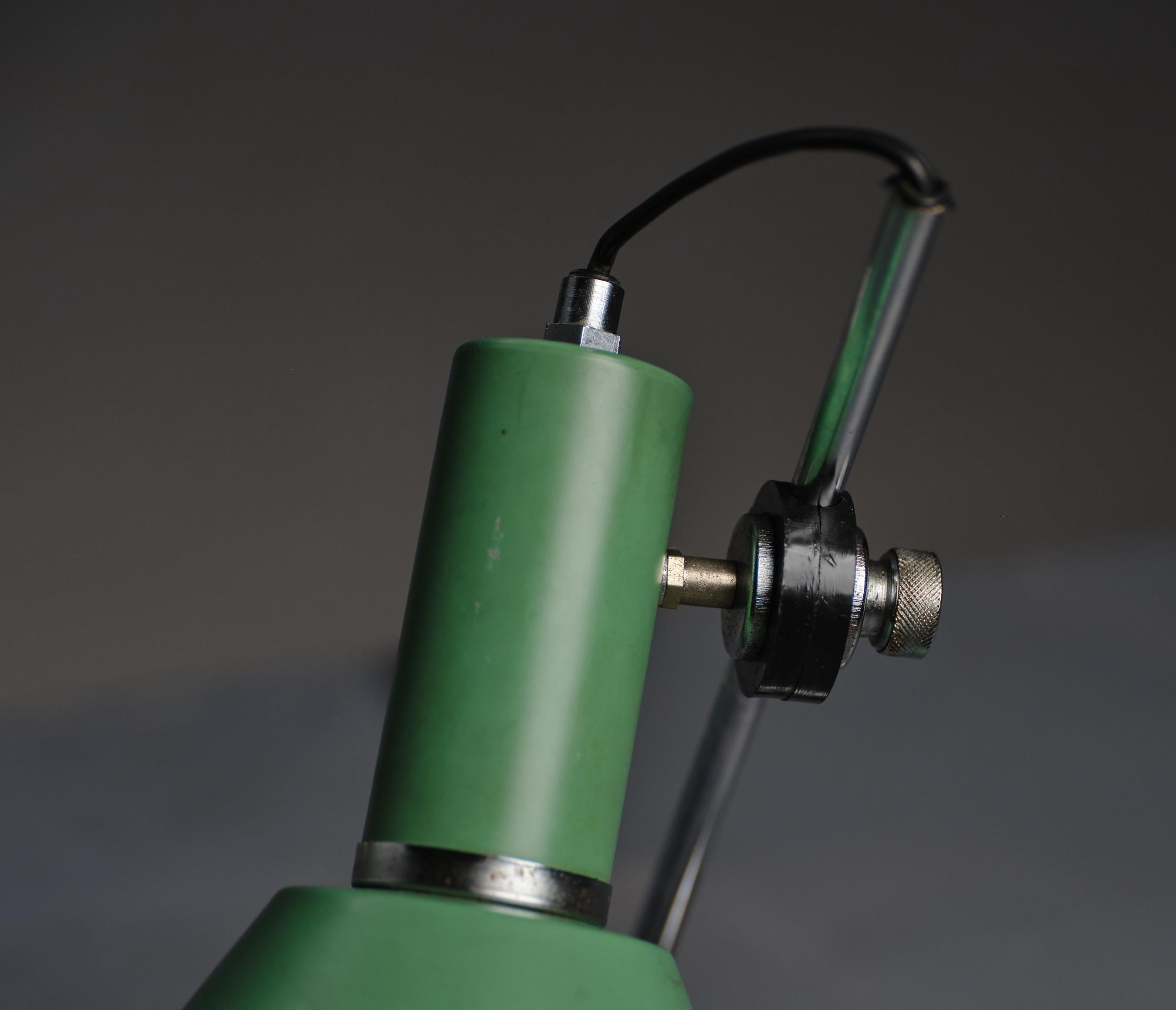 Métal Lampes de table vertes italiennes des années 1970 au design moderne et aux détails en acier
