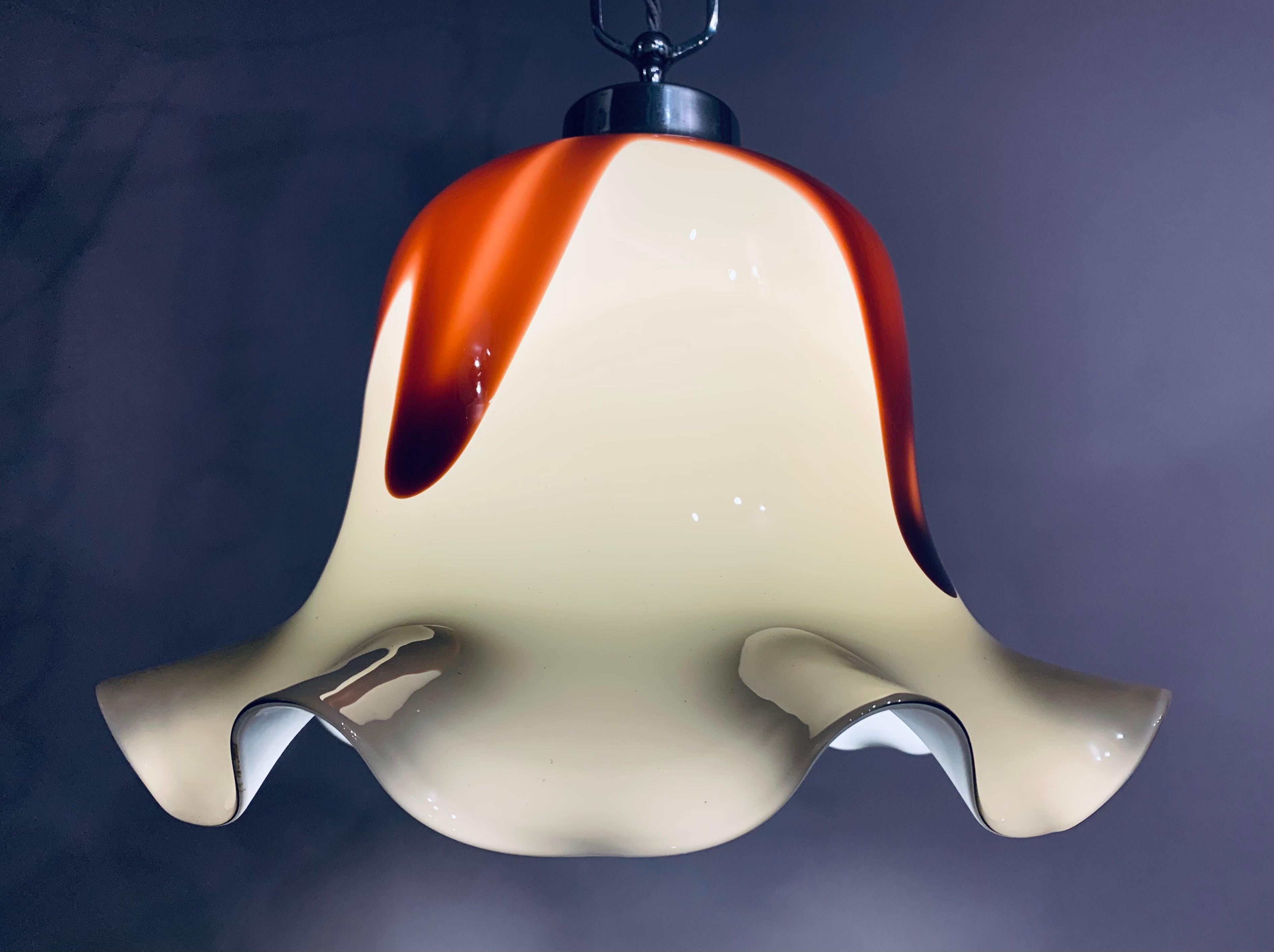Italienische mundgeblasene Murano-Hngelampe aus den 1970er Jahren in Taupe und Braun aus Glas und Chrom (Moderne der Mitte des Jahrhunderts) im Angebot