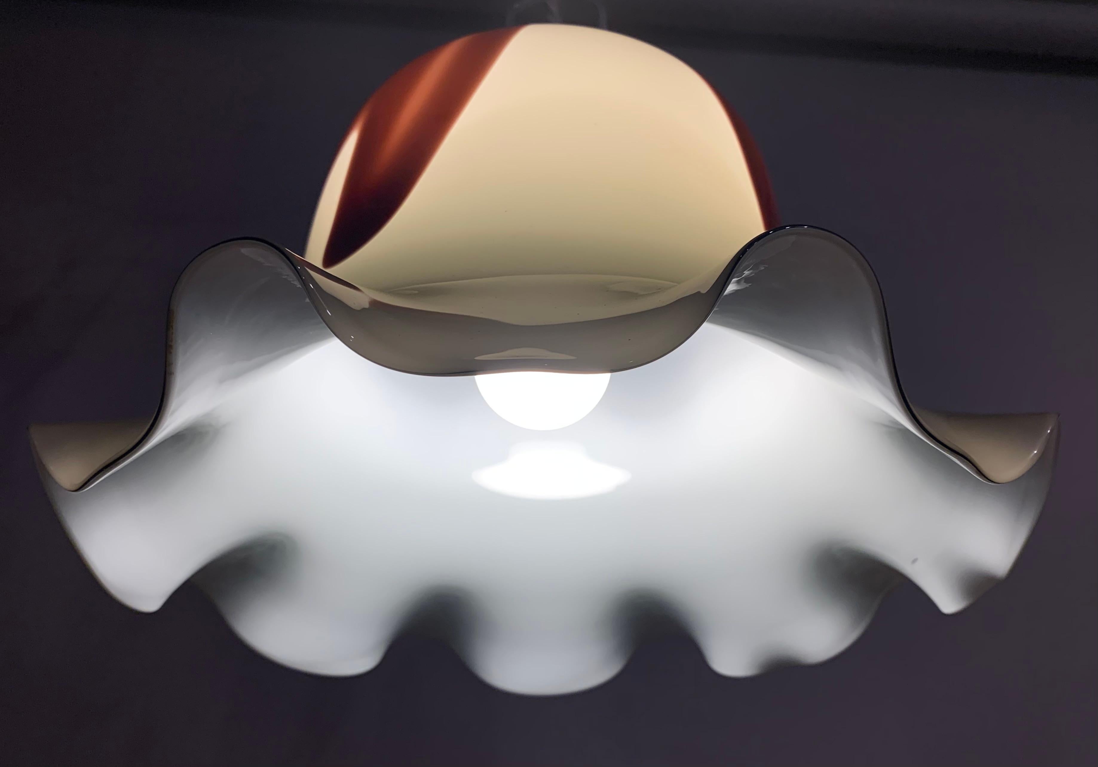 Italienische mundgeblasene Murano-Hngelampe aus den 1970er Jahren in Taupe und Braun aus Glas und Chrom im Zustand „Gut“ im Angebot in London, GB