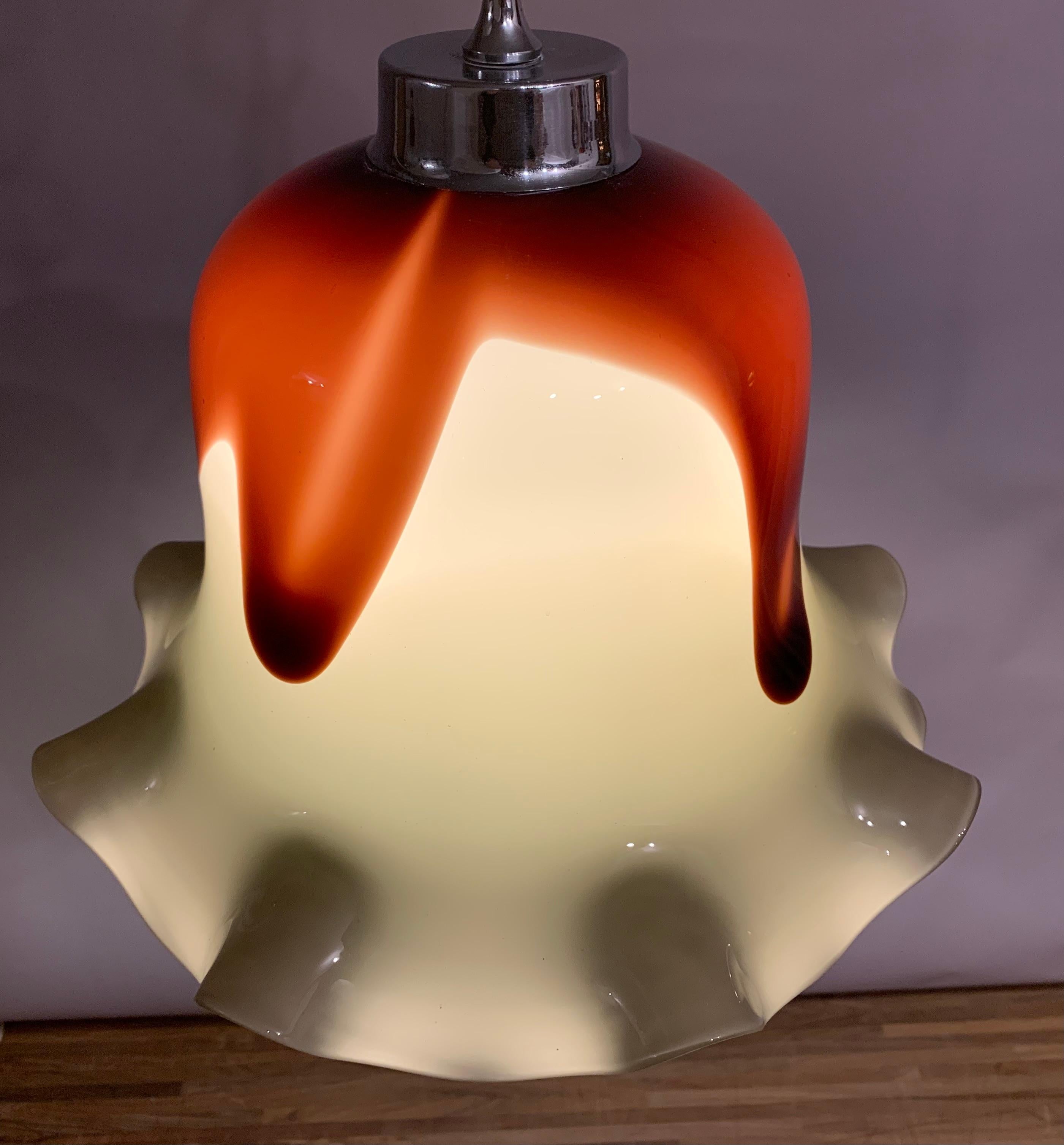 Italienische mundgeblasene Murano-Hngelampe aus den 1970er Jahren in Taupe und Braun aus Glas und Chrom (Seide) im Angebot