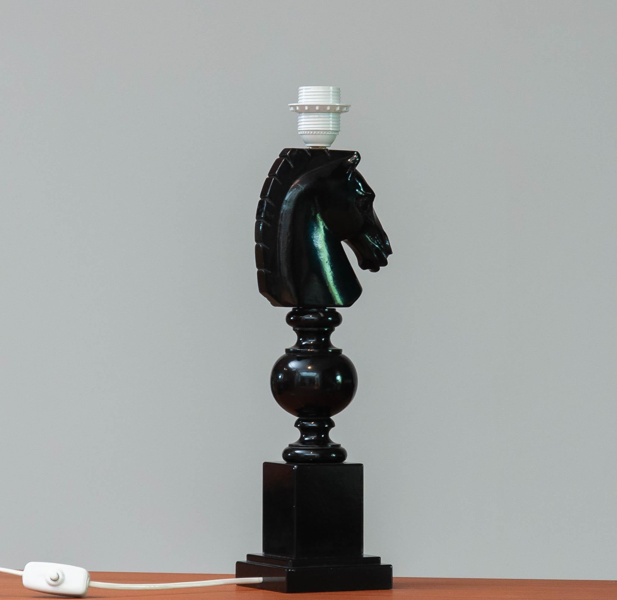 Lampe de table italienne des années 1970 en albâtre sculpté à la main avec tête de cheval en noir Bon état - En vente à Silvolde, Gelderland